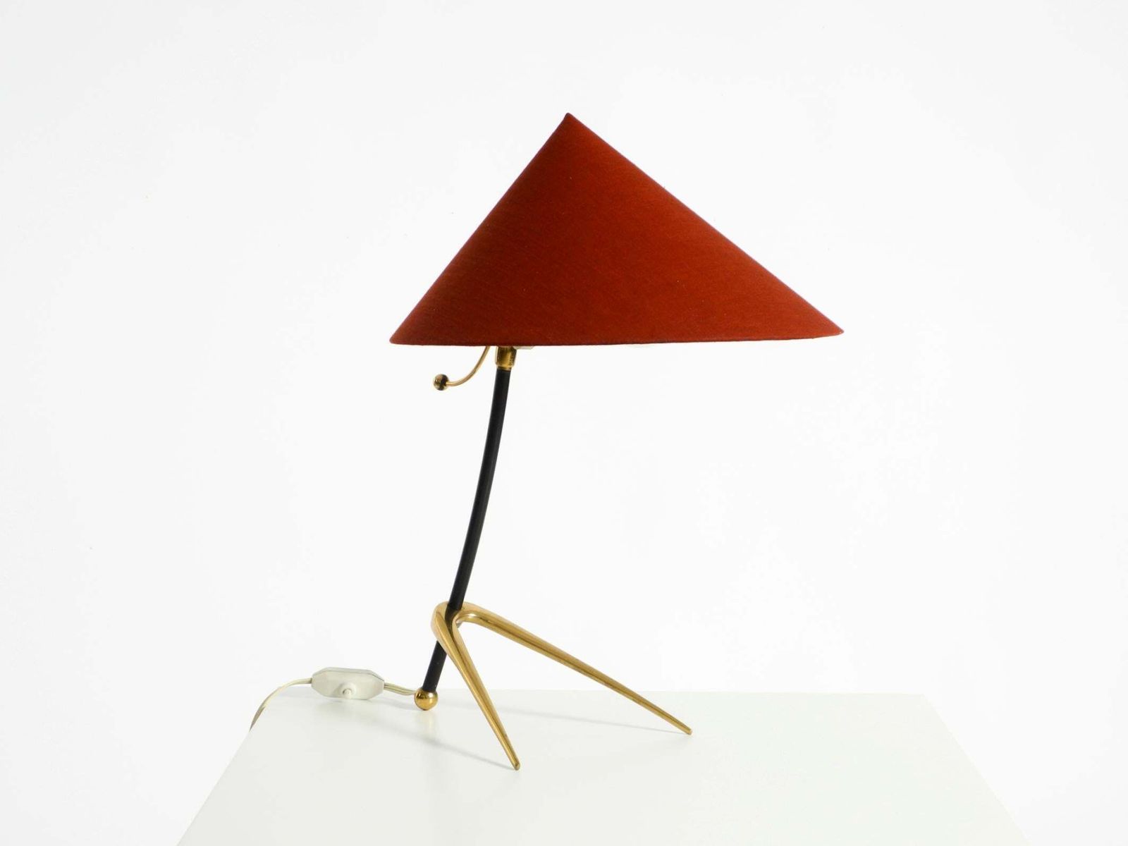 Grote Kalmar Mid-Century Modern driepoot messing tafellamp met nieuwe stoffen kap photo furniture
