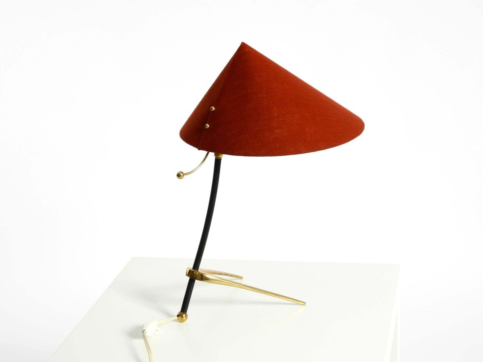 Grote Kalmar Mid-Century Modern driepoot messing tafellamp met nieuwe stoffen kap photo 1107.0