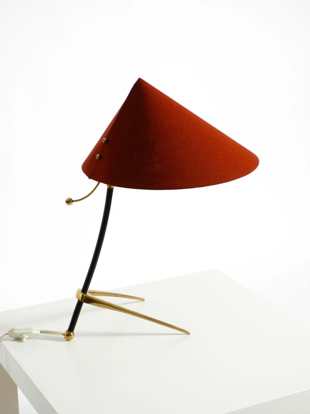 Grote Kalmar Mid-Century Modern driepoot messing tafellamp met nieuwe stoffen kap photo buy