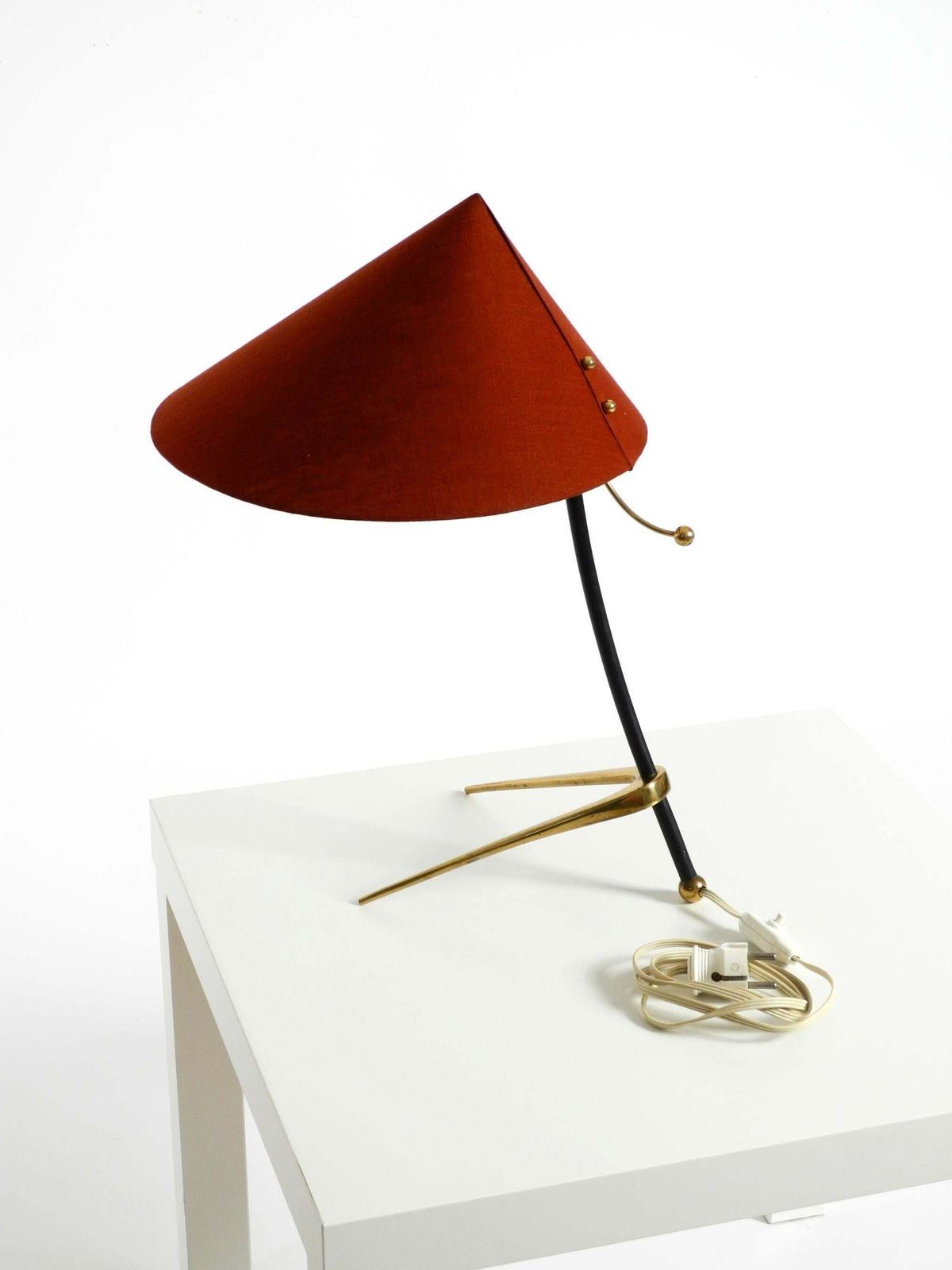 photo for sale Grote Kalmar Mid-Century Modern driepoot messing tafellamp met nieuwe stoffen kap