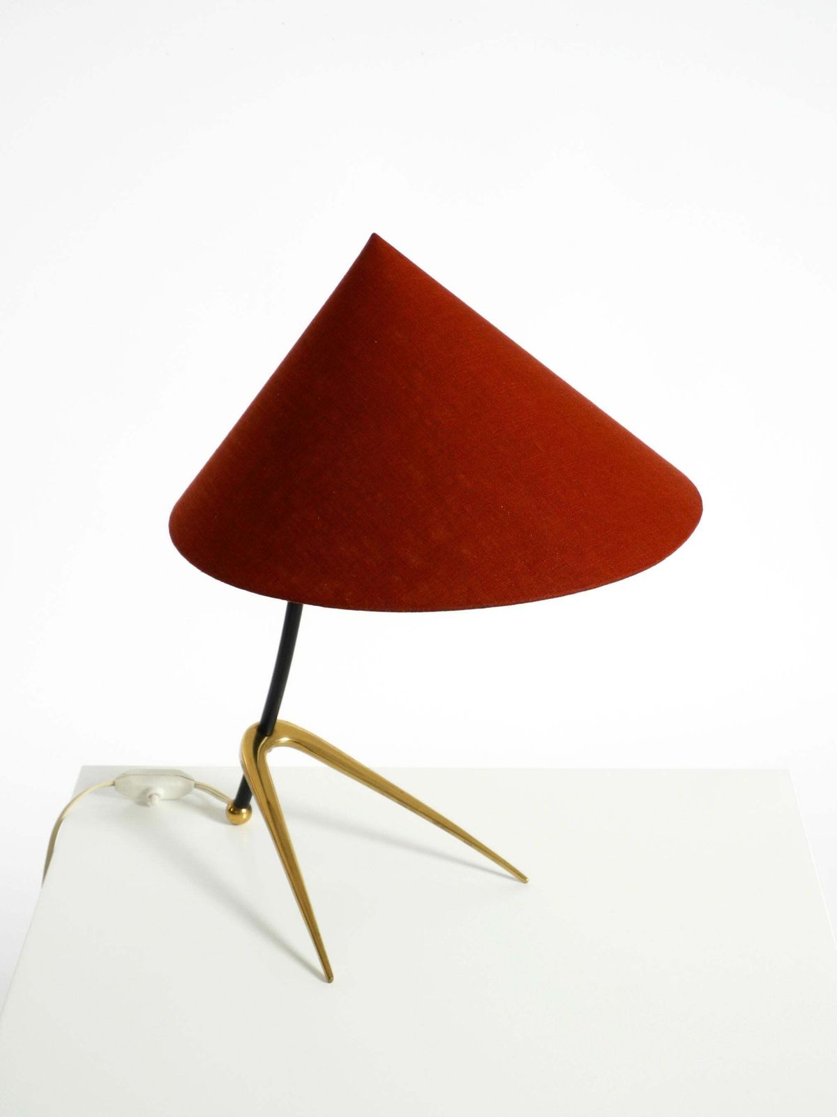 Verlichting Grote Kalmar Mid-Century Modern driepoot messing tafellamp met nieuwe stoffen kap photo