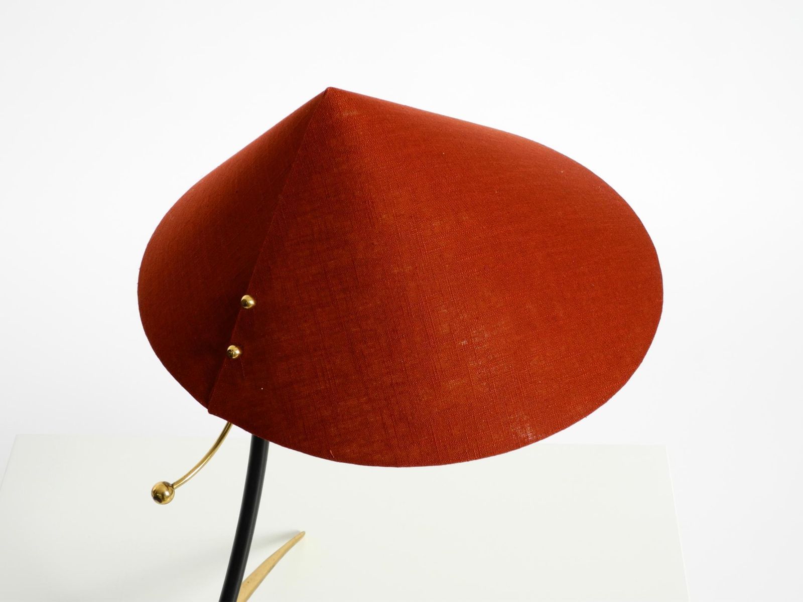 photo vintage Grote Kalmar Mid-Century Modern driepoot messing tafellamp met nieuwe stoffen kap