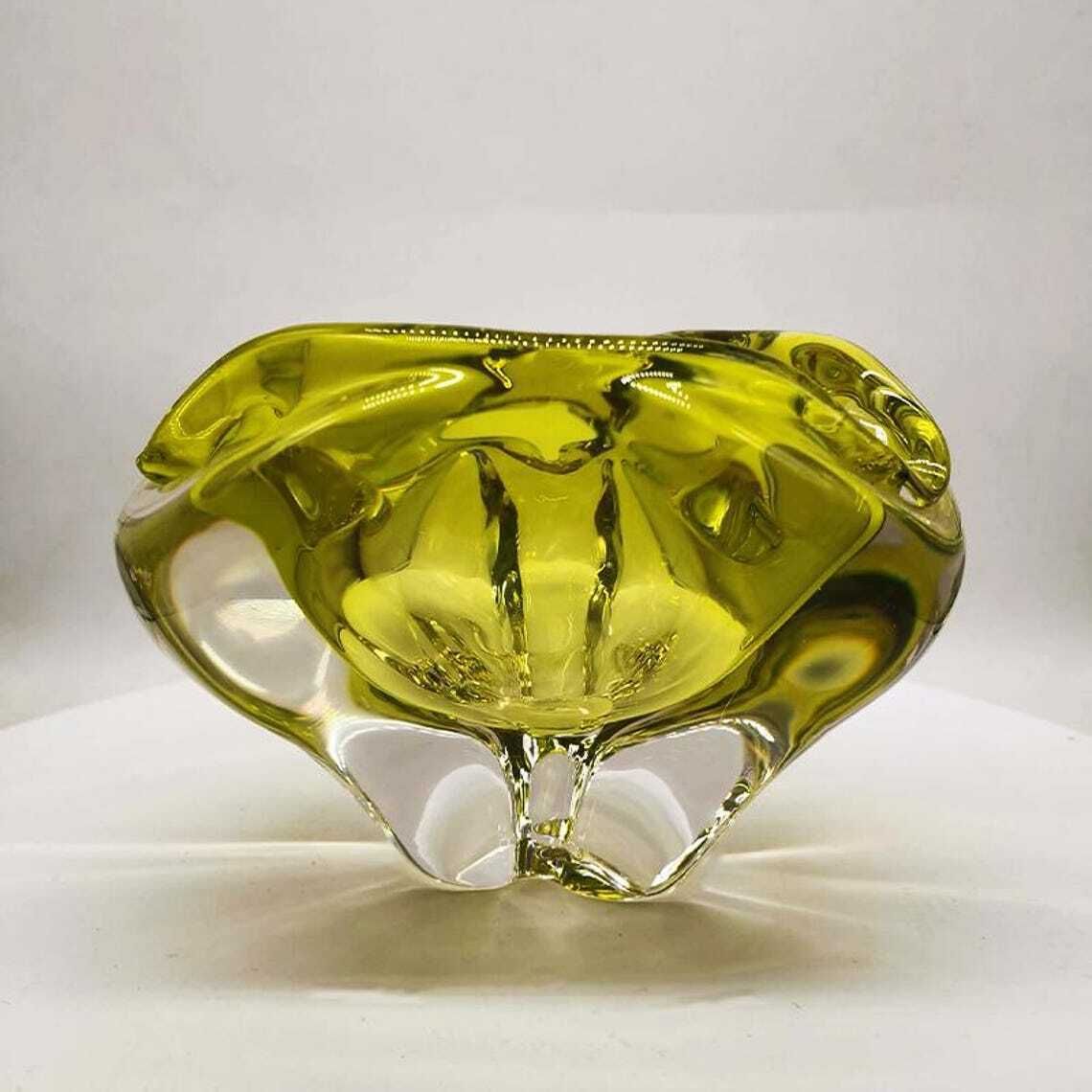 Grand cendrier triangulaire en verre de Murano, années 1950, par Flavio Poli. Fabriqué en Italie. 20 x 17 x 13,5 h cm / 2,8 kg. photo for sale