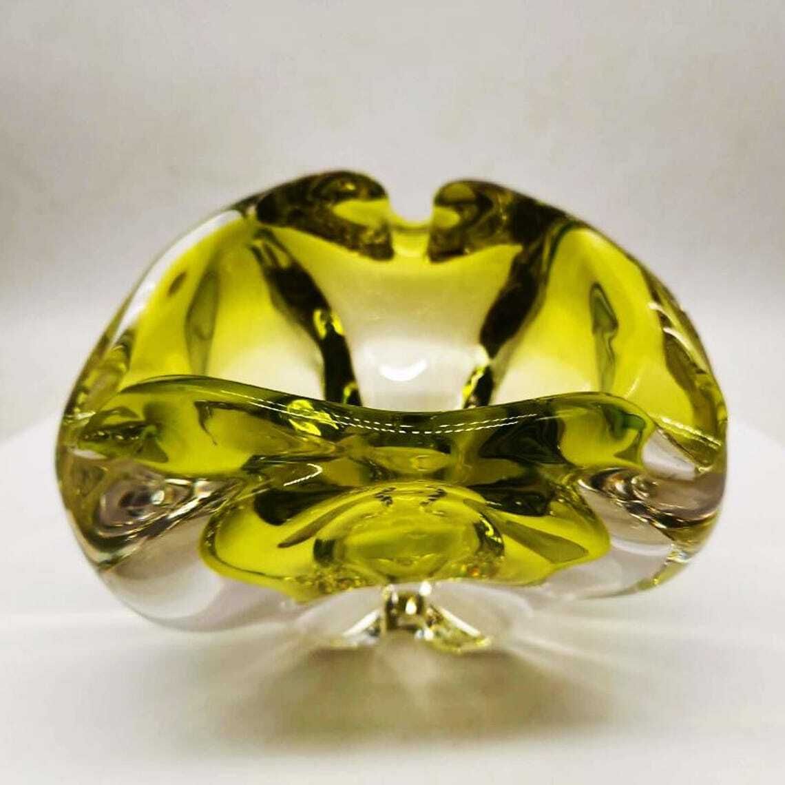 Grand cendrier triangulaire en verre de Murano, années 1950, par Flavio Poli. Fabriqué en Italie. 20 x 17 x 13,5 h cm / 2,8 kg. photo 388.0