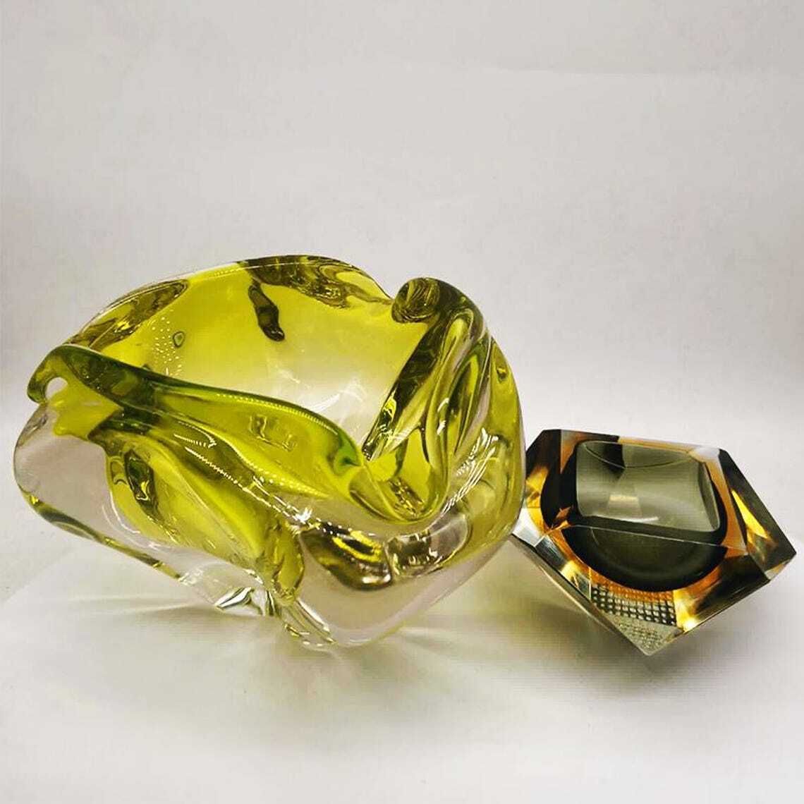 Décoration Grand cendrier triangulaire en verre de Murano, années 1950, par Flavio Poli. Fabriqué en Italie. 20 x 17 x 13,5 h cm / 2,8 kg. photo