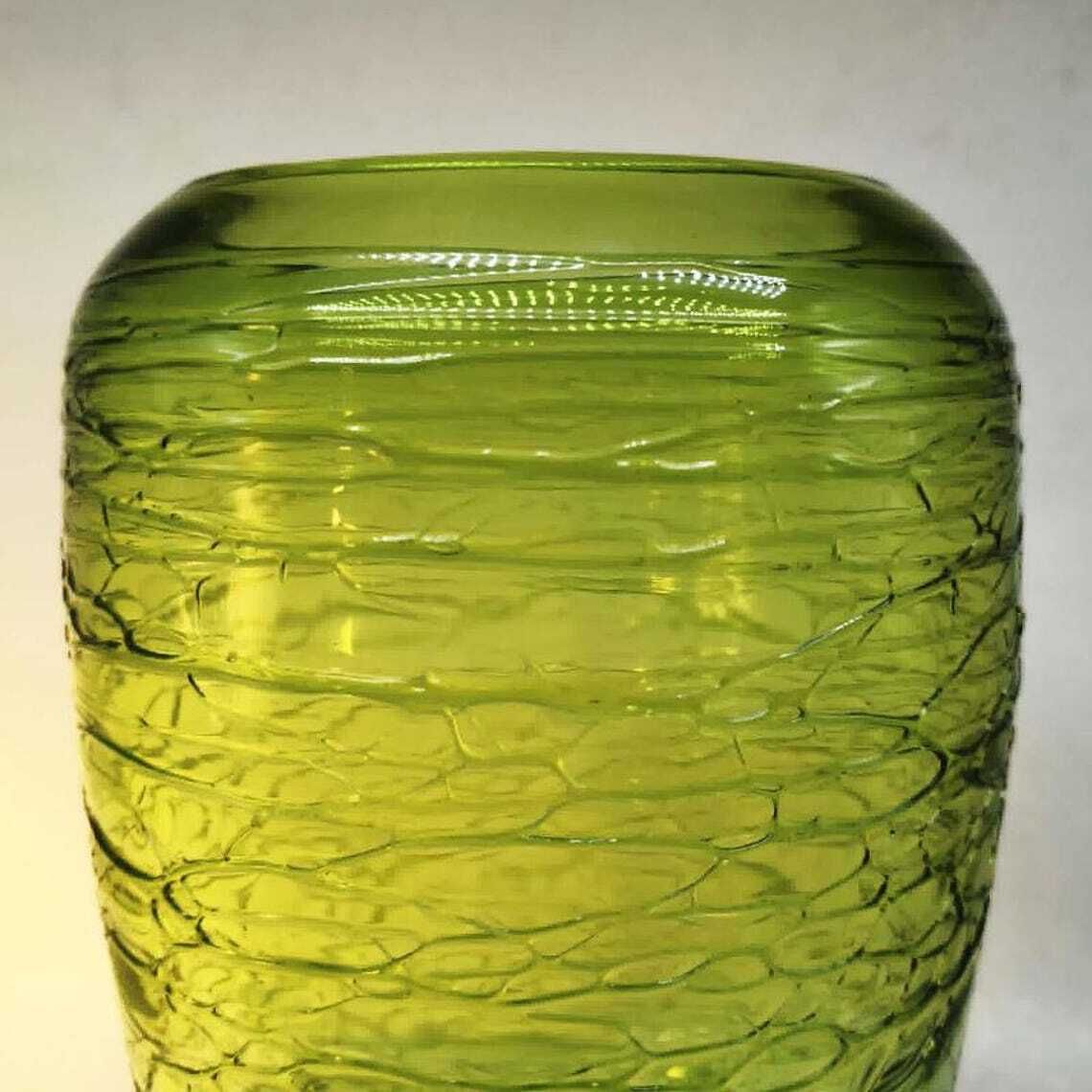 photo furniture Vase en verre de Murano travaillé à la main, vert, années 1970, Italie. 31 cm H / 12,20 po H.