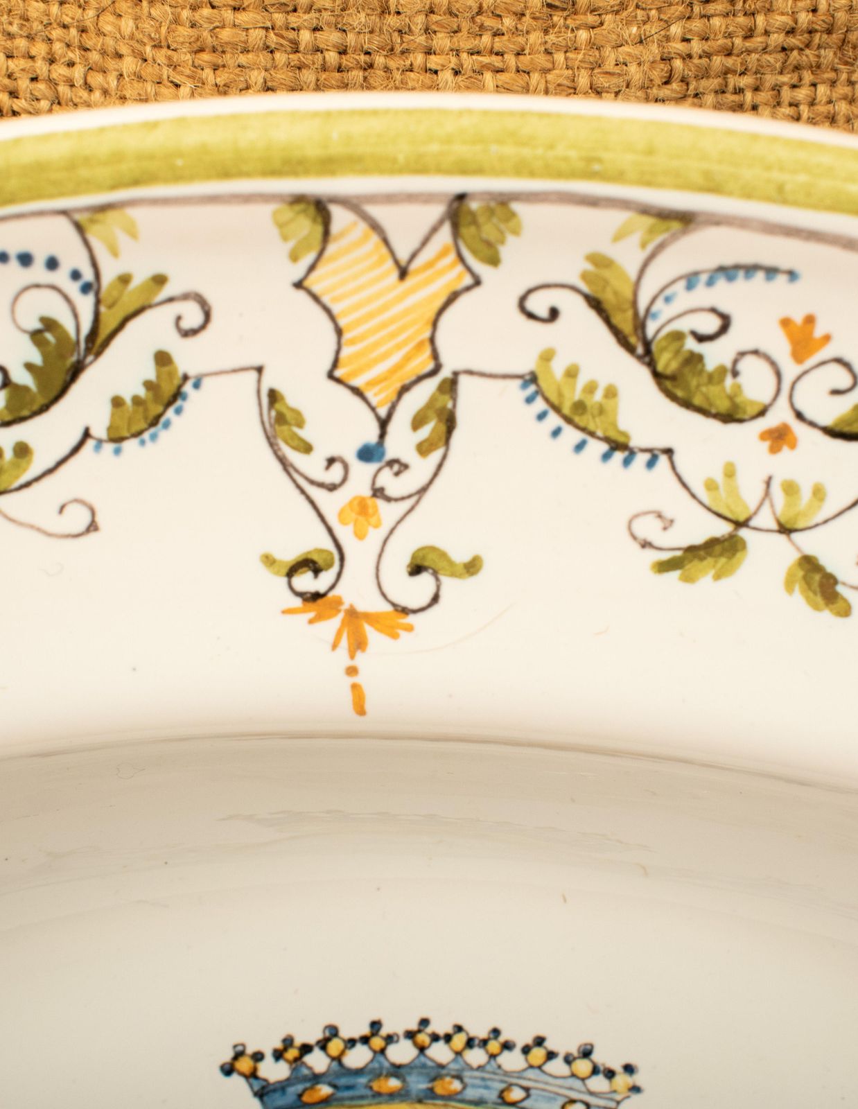 Plat à barbe en porcelaine française, « Italien à Moustiers », début du XXe siècle photo vinterior