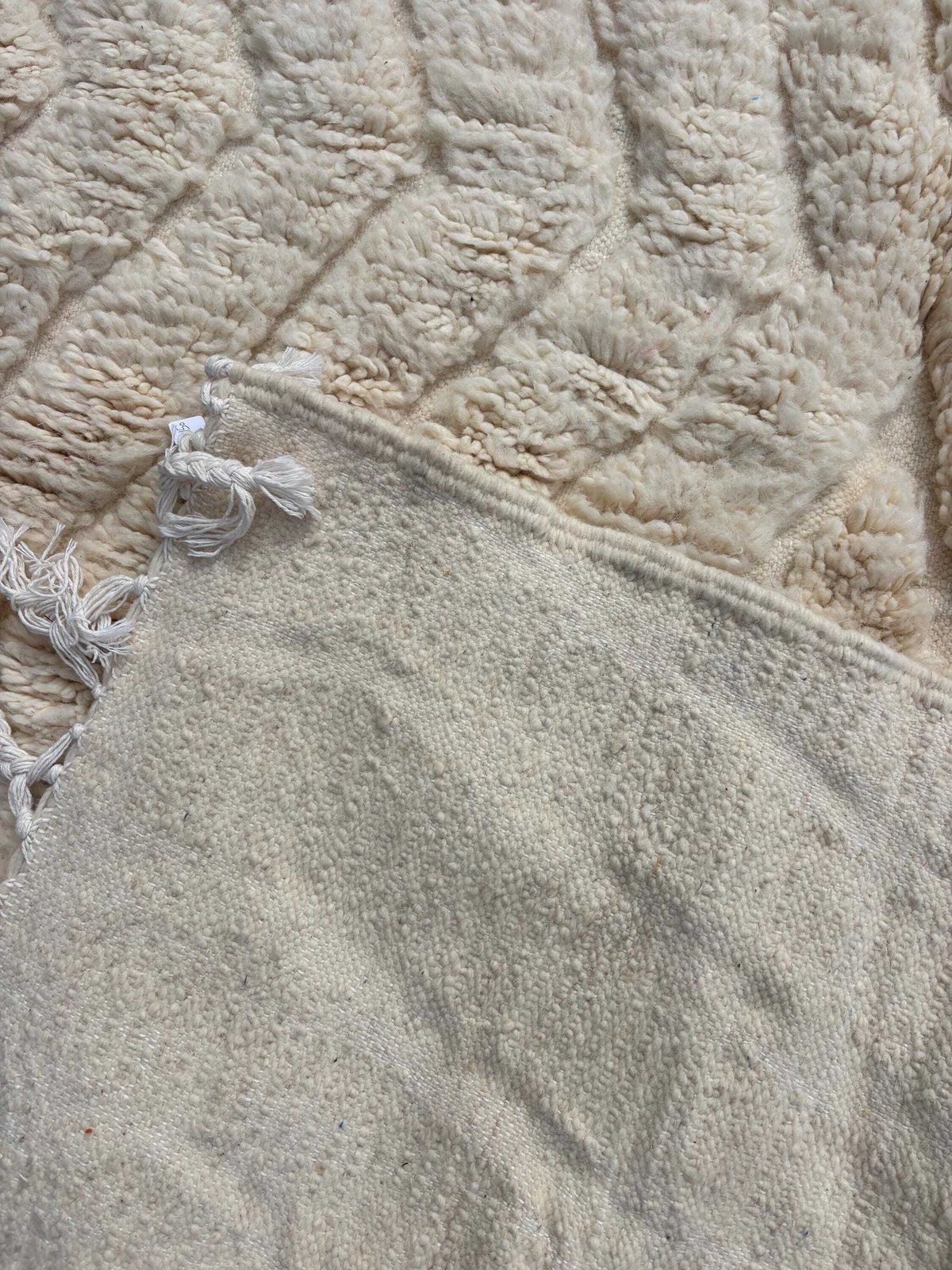 Marokkaans Mrirt-tapijt 150x250 cm – Handgemaakt Berber-tapijt – Luxe ecru wollen tapijt – Minimalistisch Marokkaans tapijt photo vinterior