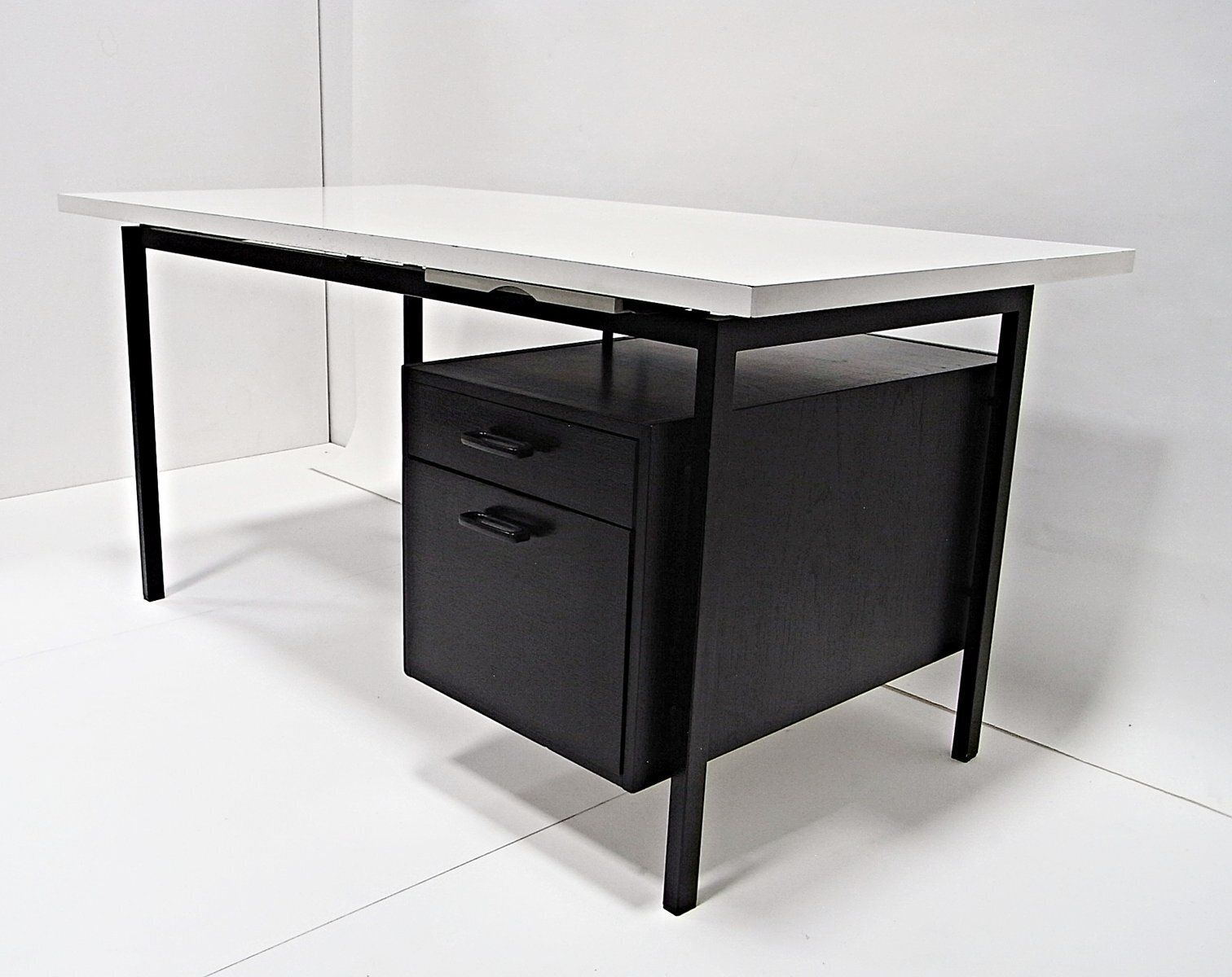 Schrijftafel in zwart gebeitst eiken met wit gelakt blad door Herbert Hirche voor Christian Holzäpfel KG, Duitsland, jaren 1960 photo furniture