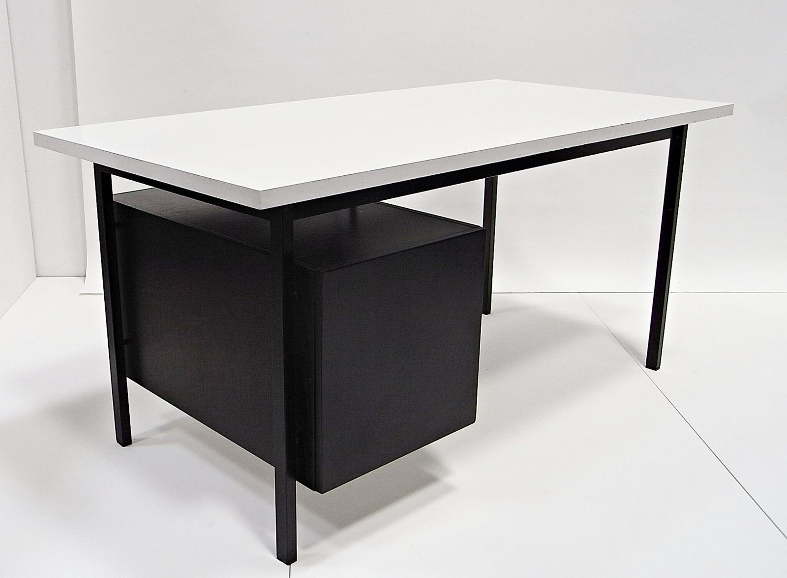 Schrijftafel in zwart gebeitst eiken met wit gelakt blad door Herbert Hirche voor Christian Holzäpfel KG, Duitsland, jaren 1960 photo Meubels