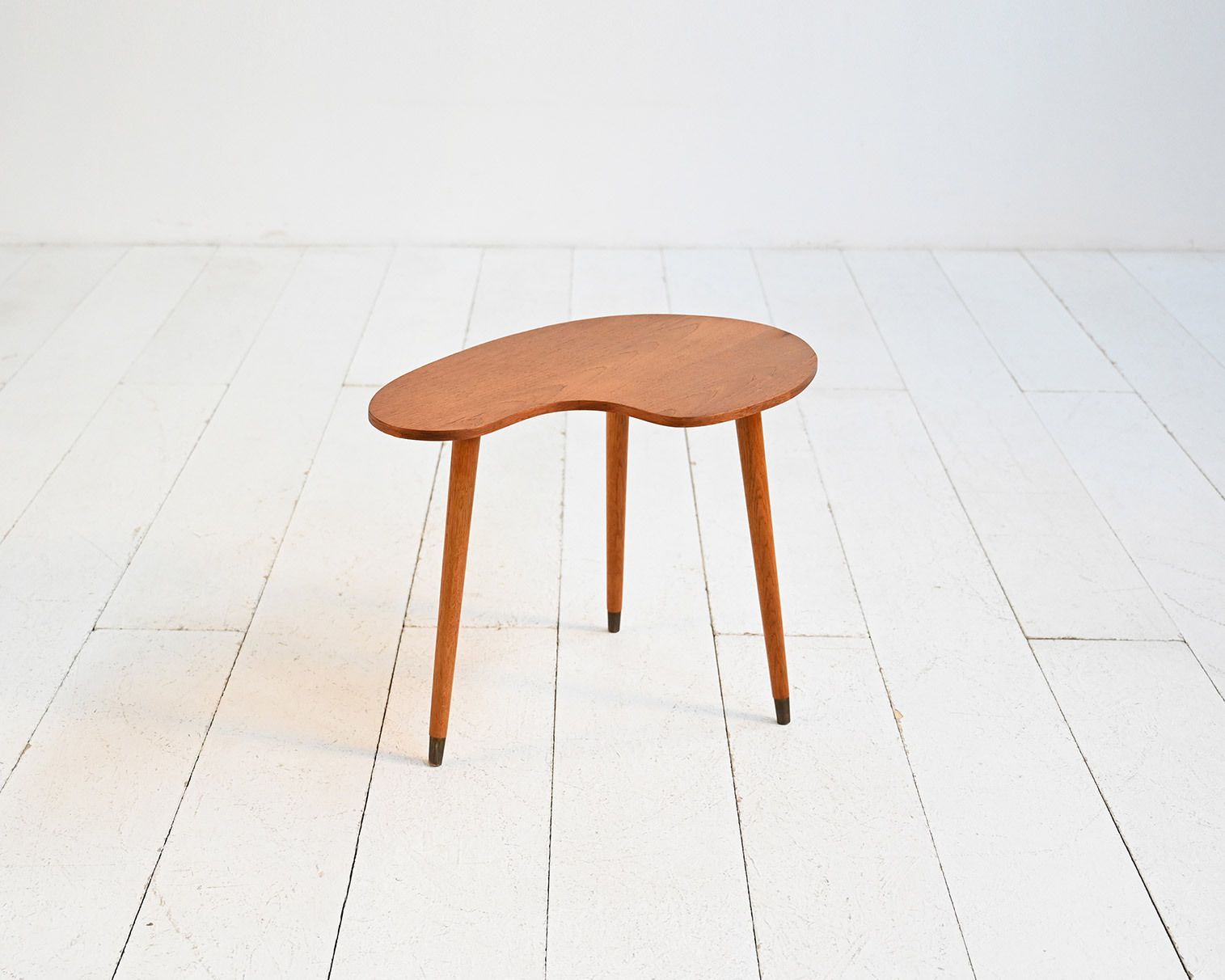 Biomorfe salontafel van teakhout en messing, ca. jaren 1950–1960