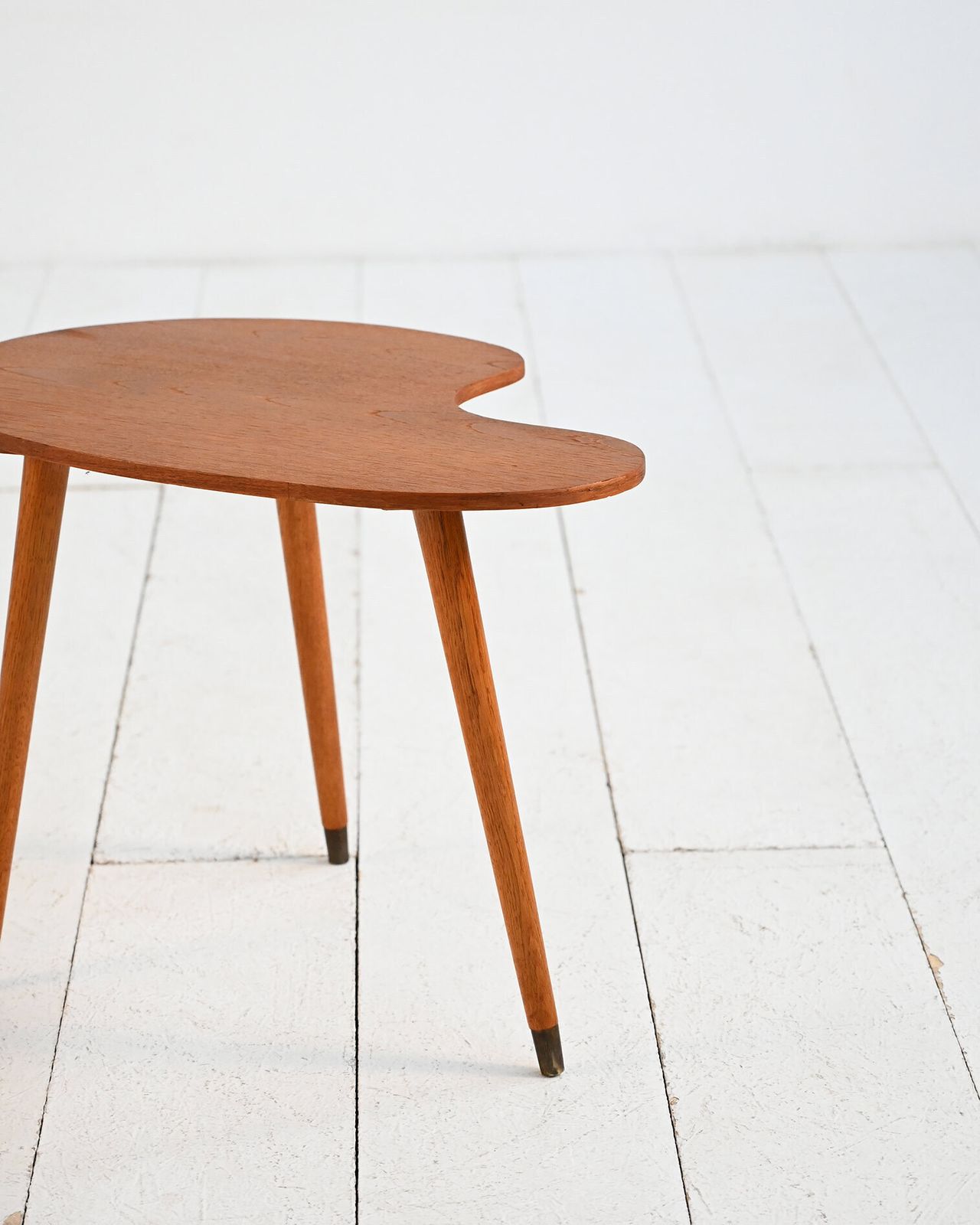 Biomorfe salontafel van teakhout en messing, ca. jaren 1950–1960 photo 470.0