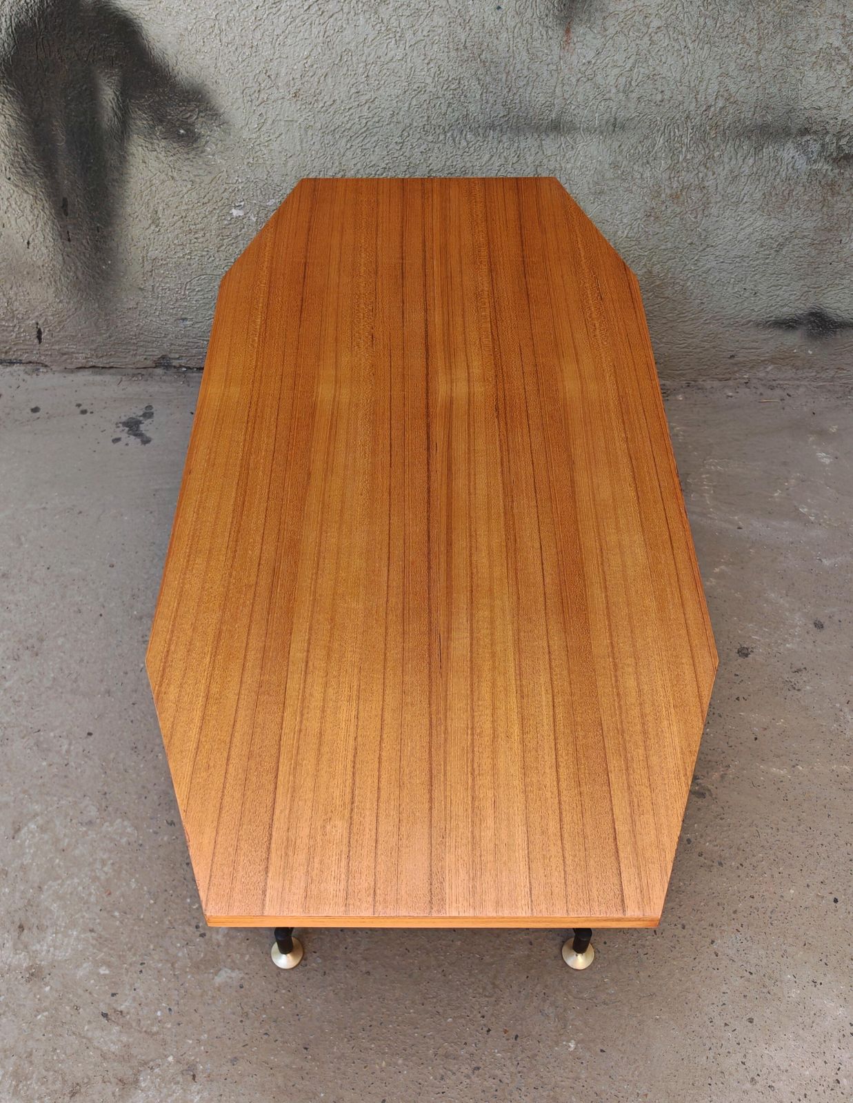 Mid-Century Salontafel in Mahonie, IJzer en Messing, toegeschreven aan Carlo Ratti, Italië photo for sale