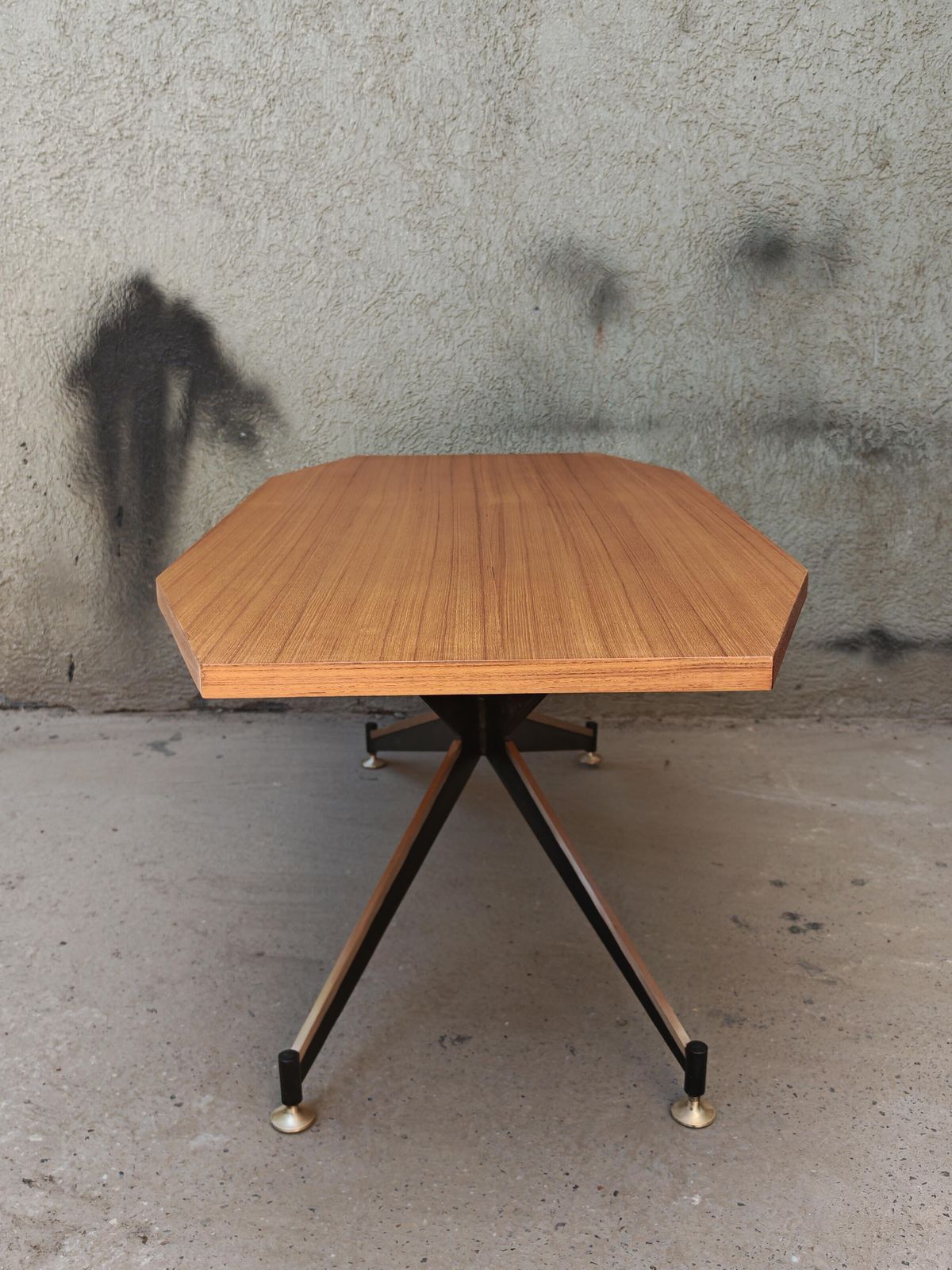 photo furniture Mid-Century Salontafel in Mahonie, IJzer en Messing, toegeschreven aan Carlo Ratti, Italië