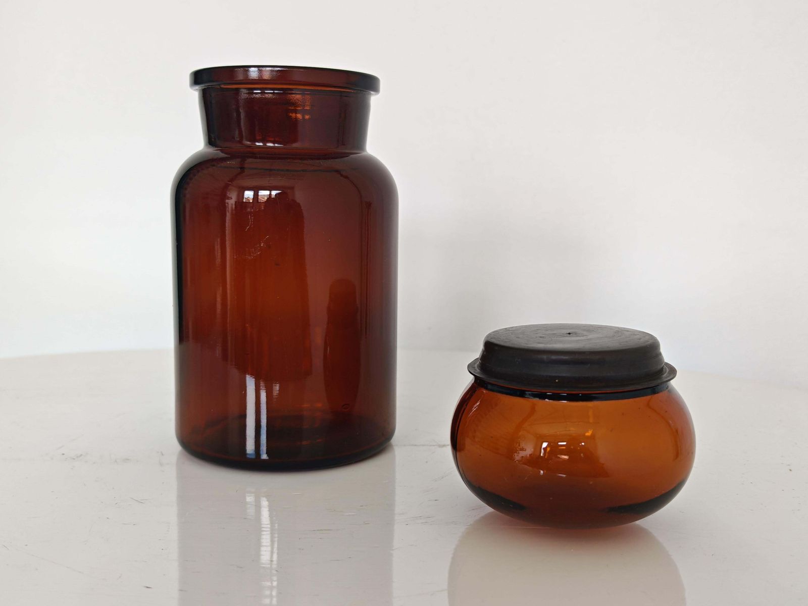 photo furniture Vintage apothekerspot in amberkleurig glas, België, ca. jaren 1950