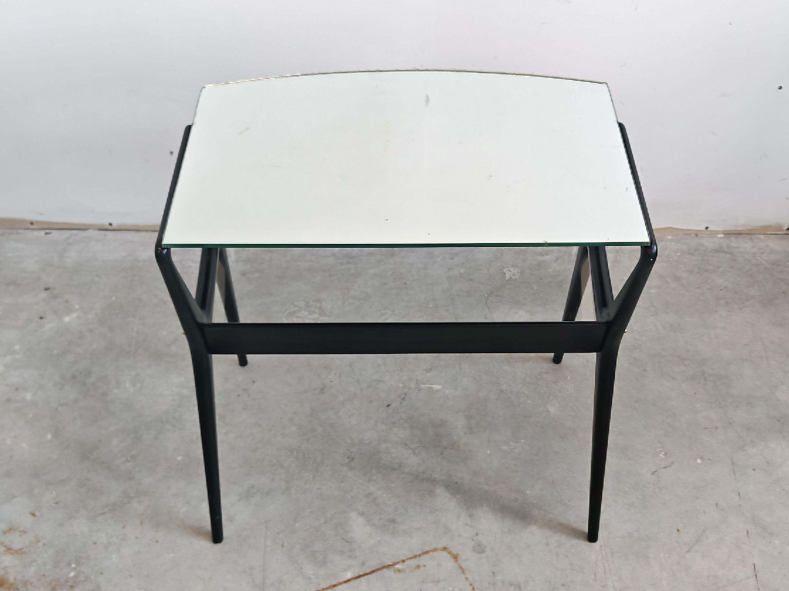 Mid-Century Modern bijzettafel met gespiegeld blad, toegeschreven aan Ico Parisi, Italië ca. jaren 1950 photo vinterior