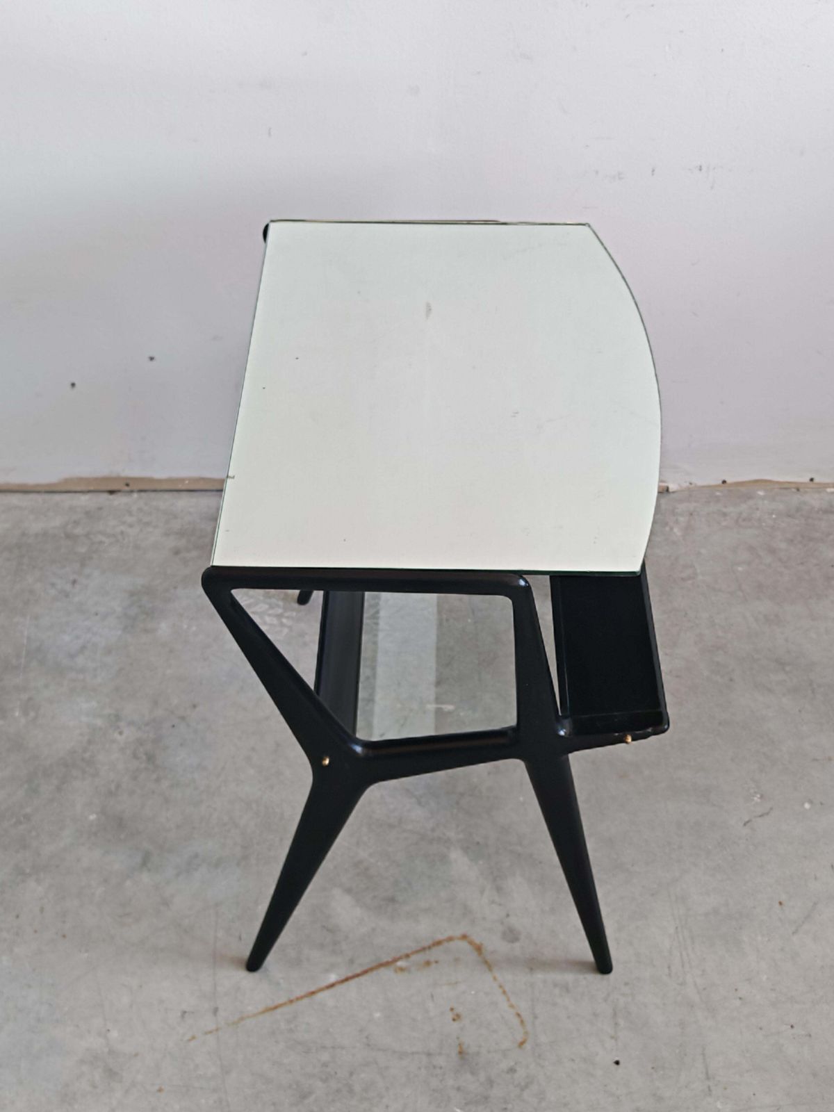 photo for sale Mid-Century Modern bijzettafel met gespiegeld blad, toegeschreven aan Ico Parisi, Italië ca. jaren 1950