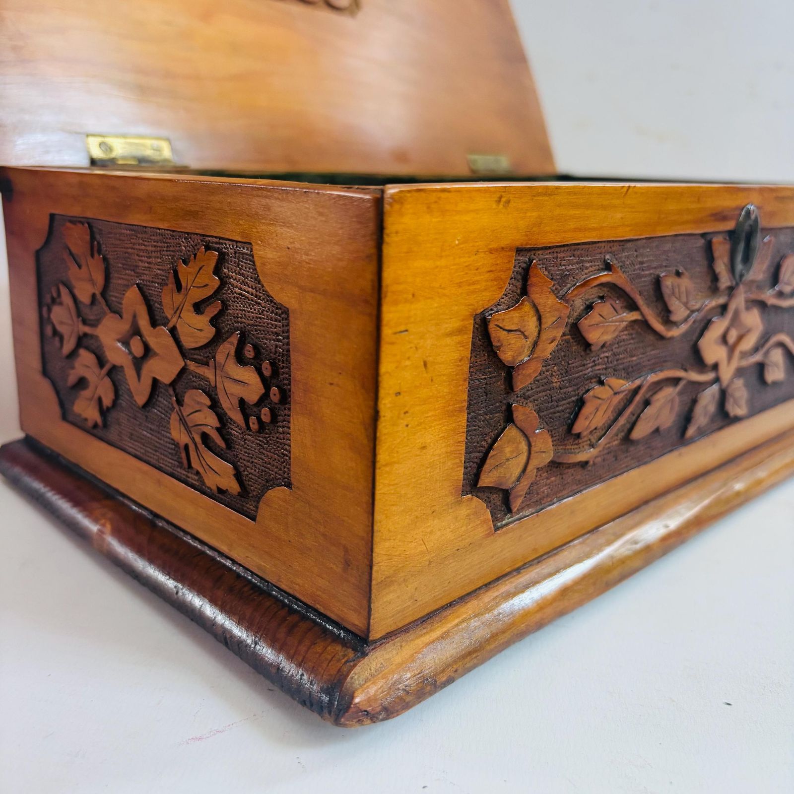 Antieke Victoriaanse handgesneden walnoten bewaarbox uit 1899, gevoerd met groen fluweel, Arts & Crafts volkskunst kistje, zonder sleutel (32x20x13cm) photo 296.0