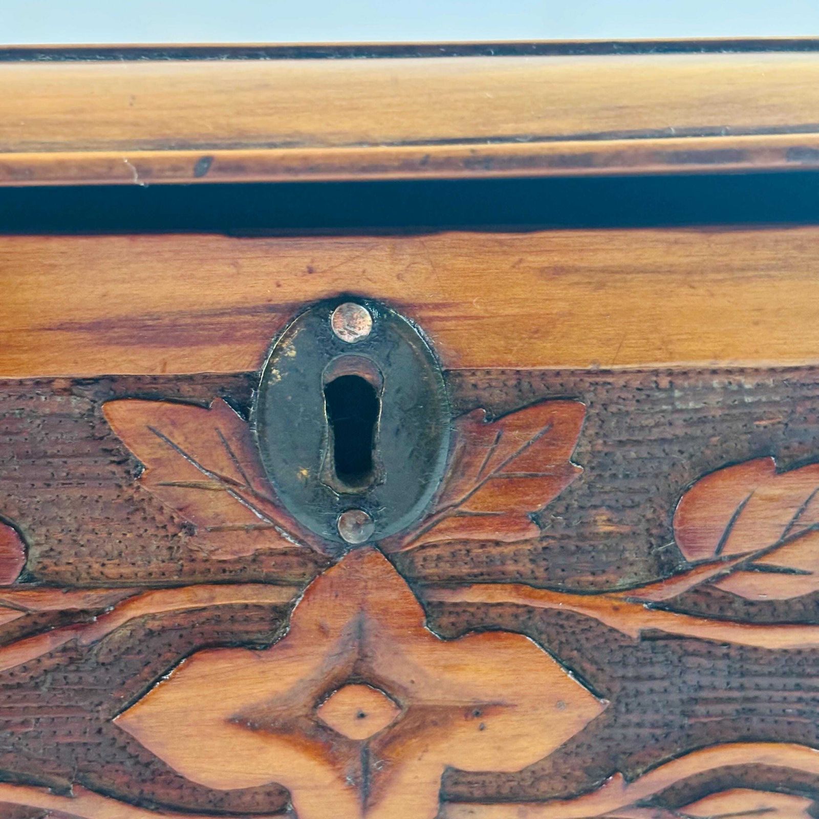 Antieke Victoriaanse handgesneden walnoten bewaarbox uit 1899, gevoerd met groen fluweel, Arts & Crafts volkskunst kistje, zonder sleutel (32x20x13cm) photo buy
