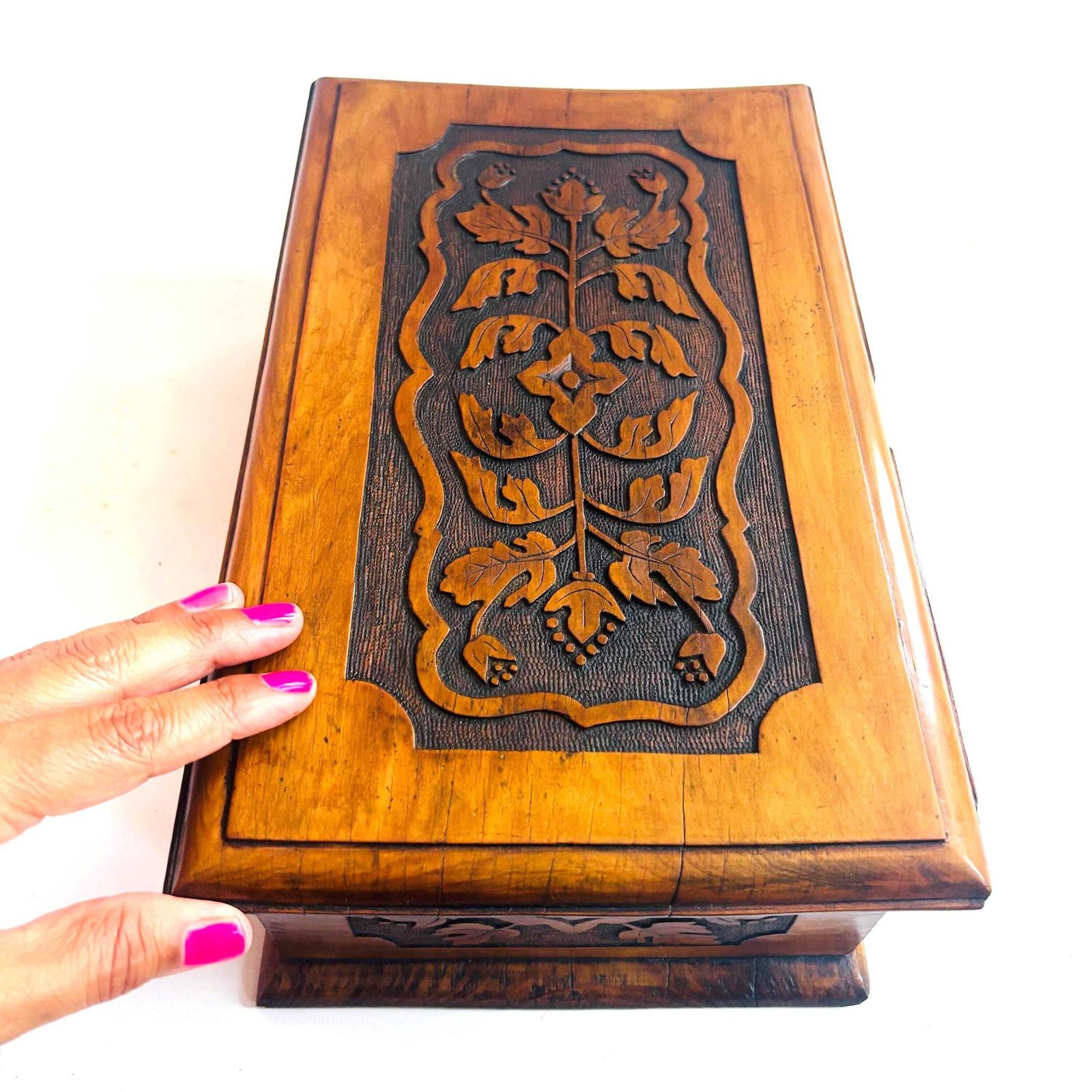 photo buy Antieke Victoriaanse handgesneden walnoten bewaarbox uit 1899, gevoerd met groen fluweel, Arts & Crafts volkskunst kistje, zonder sleutel (32x20x13cm)