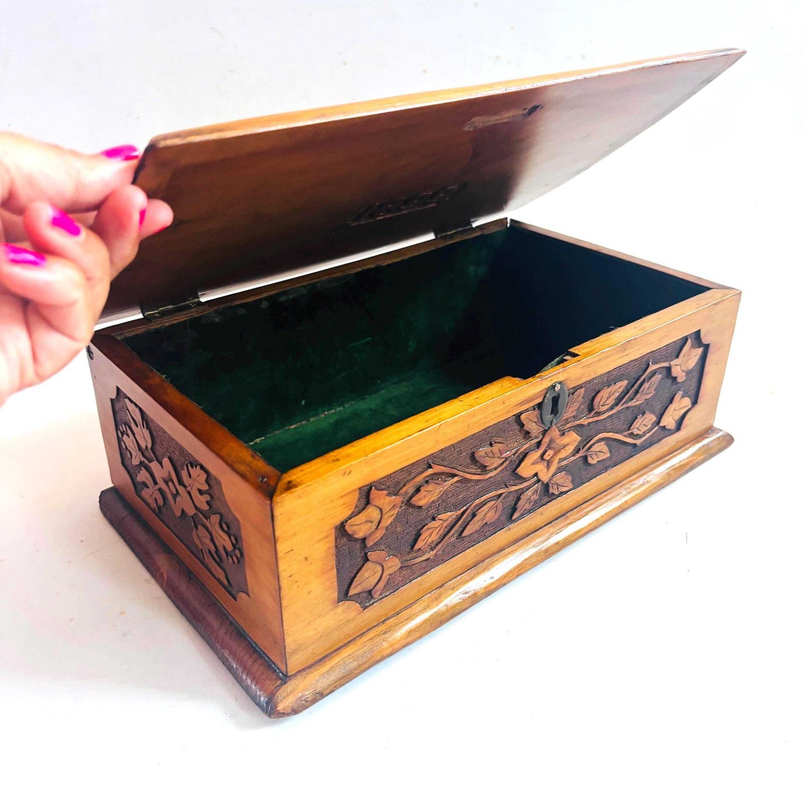 photo vintage Antieke Victoriaanse handgesneden walnoten bewaarbox uit 1899, gevoerd met groen fluweel, Arts & Crafts volkskunst kistje, zonder sleutel (32x20x13cm)