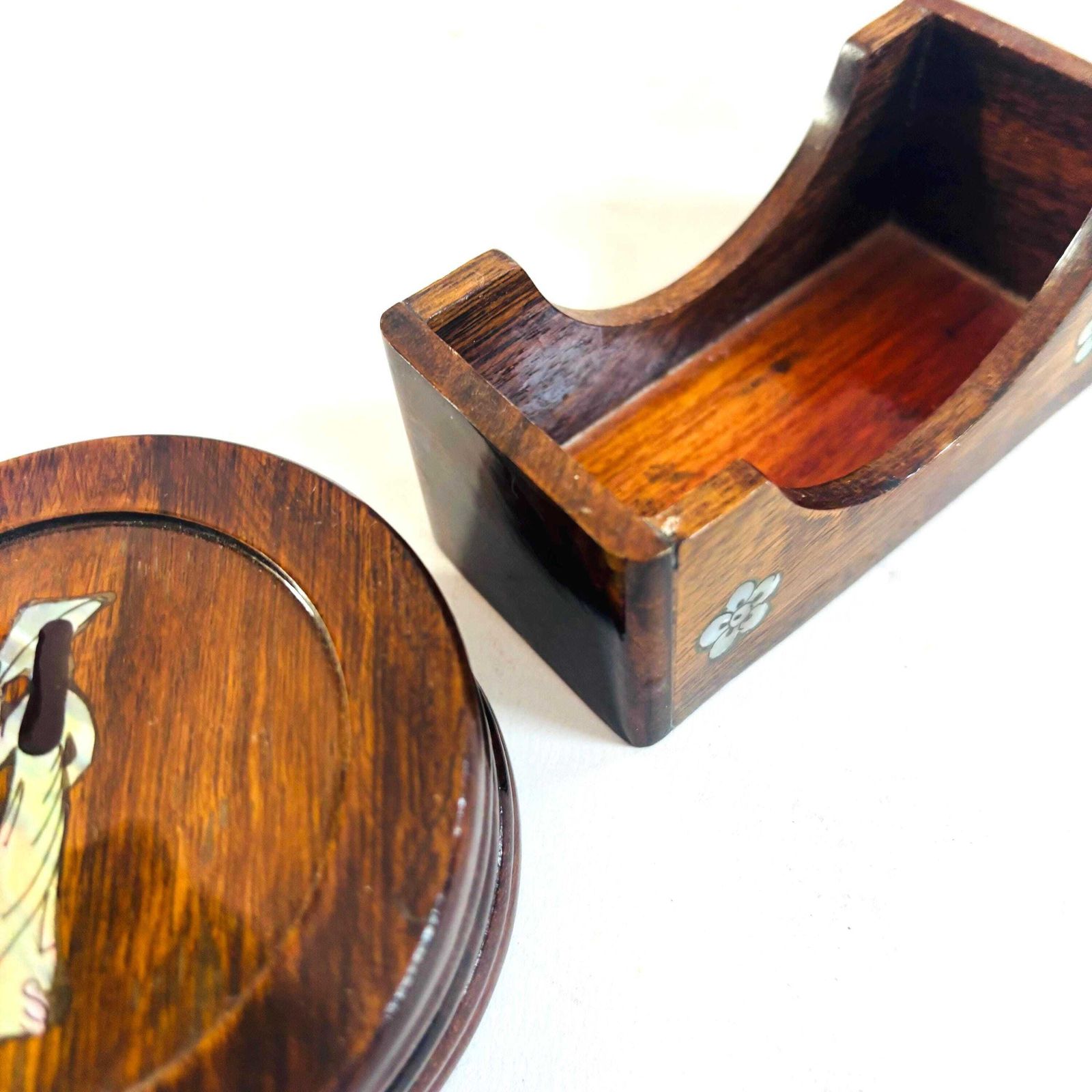 photo vintage Ensemble de sous-verres mid-century en bois dur d'Asie de l'Est, incrustation d'ormeau véritable, Geisha