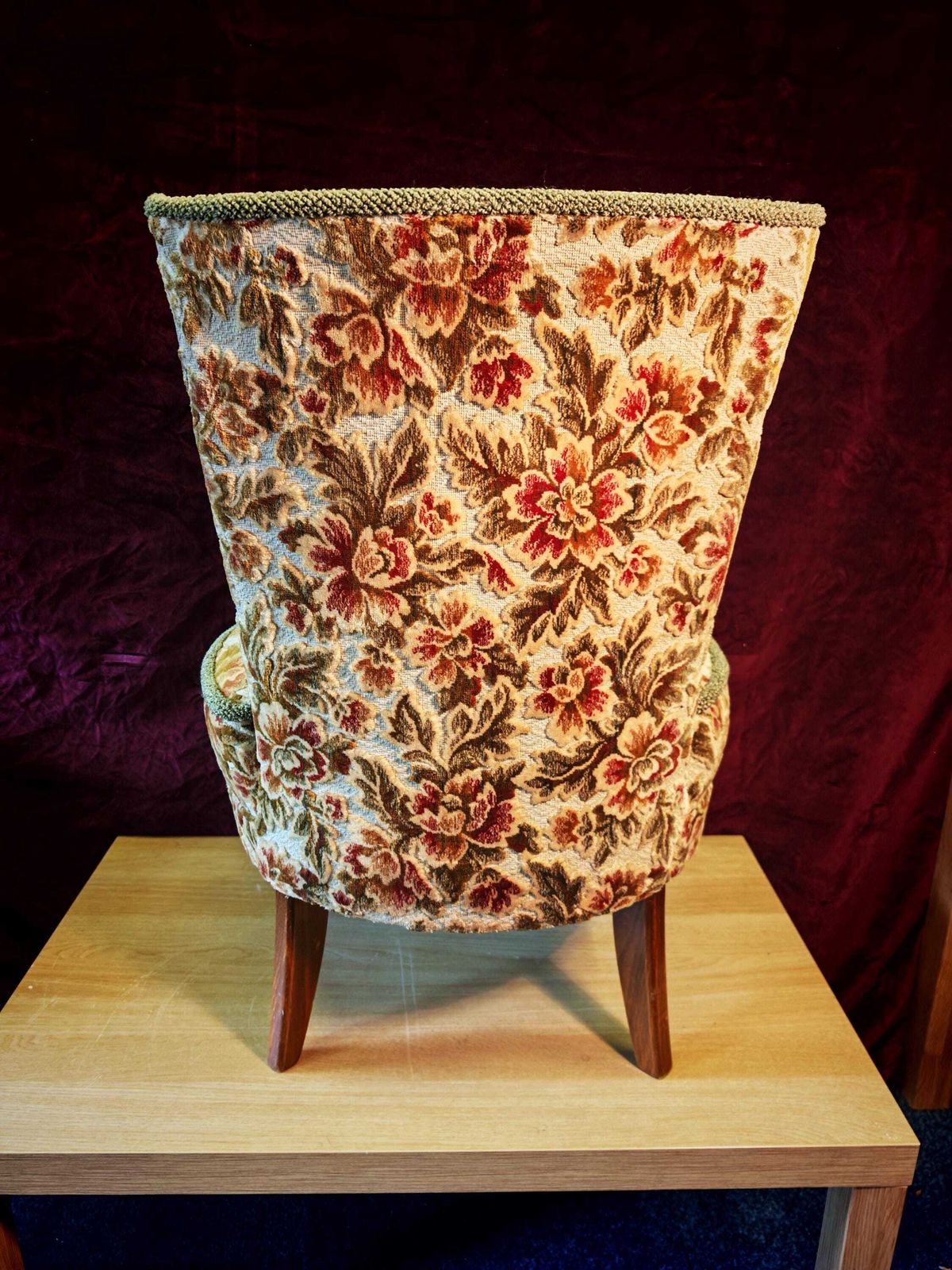 Antieke Verpleegstoel met Hoge Smalle Rugleuning en Ronde Zitting, begin 20e eeuw. Opnieuw bekleed jaren 1950. 80 cm hoog. Uitstekende staat photo 165.0
