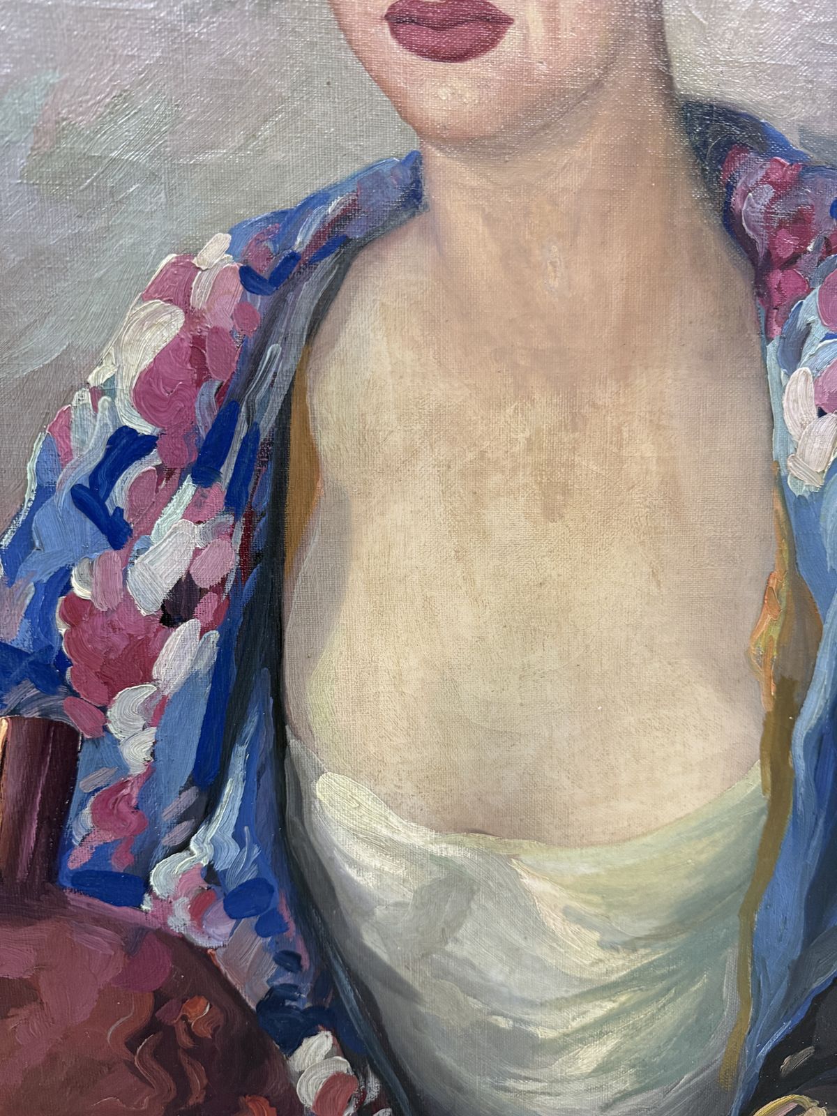 Federico Molina Albero, Portrait de femme élégant au vase en céramique rouge et châle méditerranéen bleu, huile, années 1940 photo vinterior