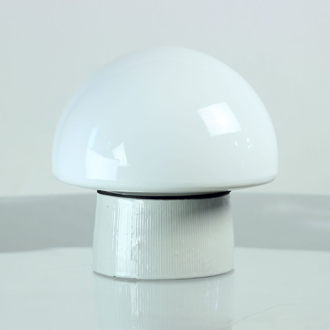 Mid-Century plafond- of wandlamp van keramiek en wit opaalwit glas, Tsjecho-Slowakije, ca. jaren 1960