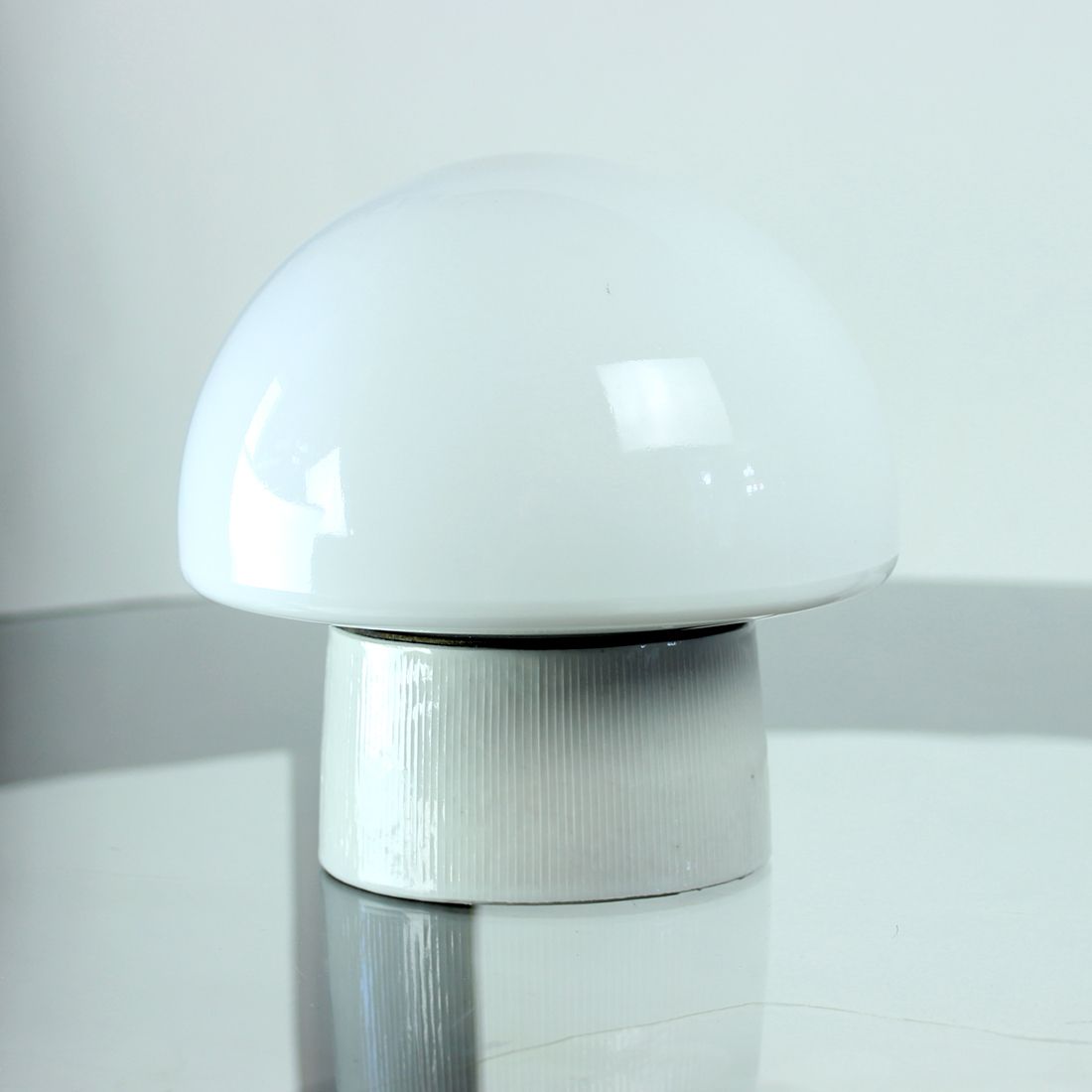 Mid-Century plafond- of wandlamp van keramiek en wit opaalwit glas, Tsjecho-Slowakije, ca. jaren 1960 photo vintage