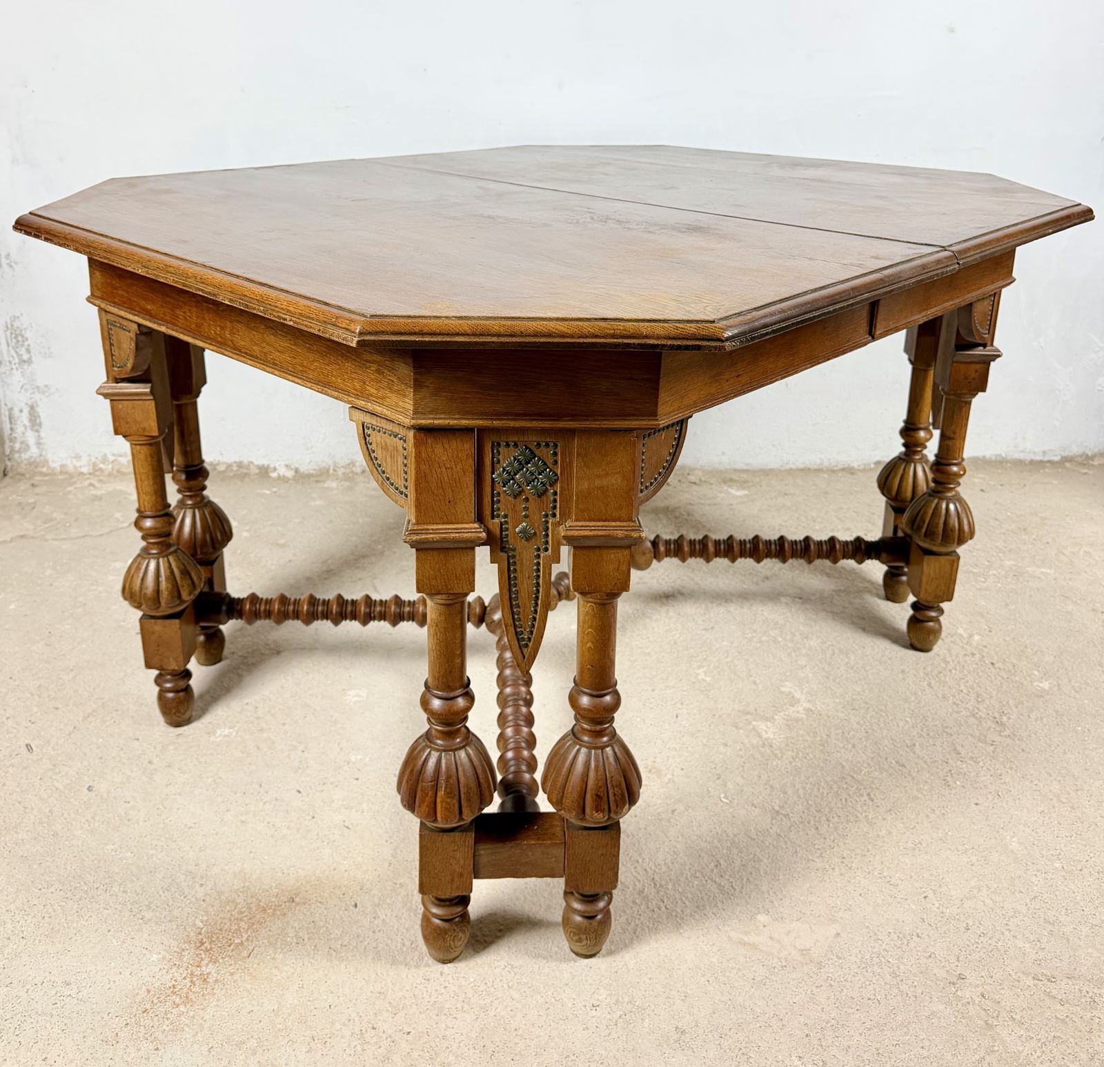 Spaanse Renaissance Revival eettafel, 20e eeuw photo vinterior