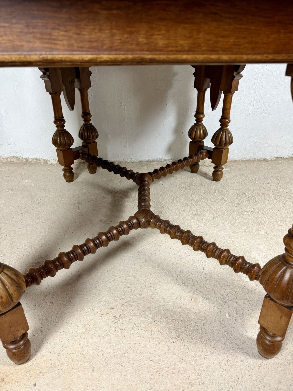 photo vinterior Spaanse Renaissance Revival eettafel, 20e eeuw