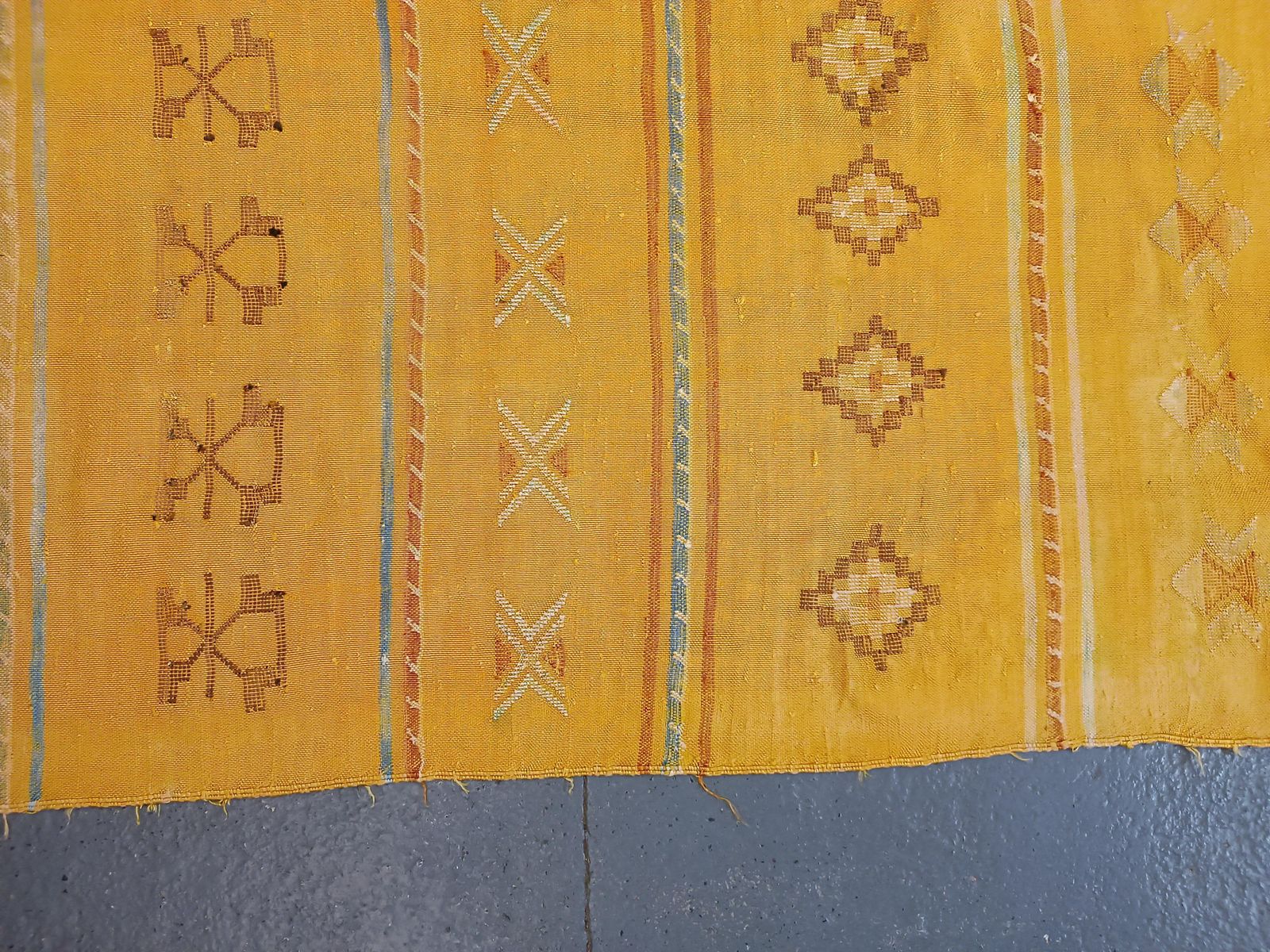 Tapis de couloir marocain berbère tissé à la main, laine tribale jaune moutarde photo Textiles