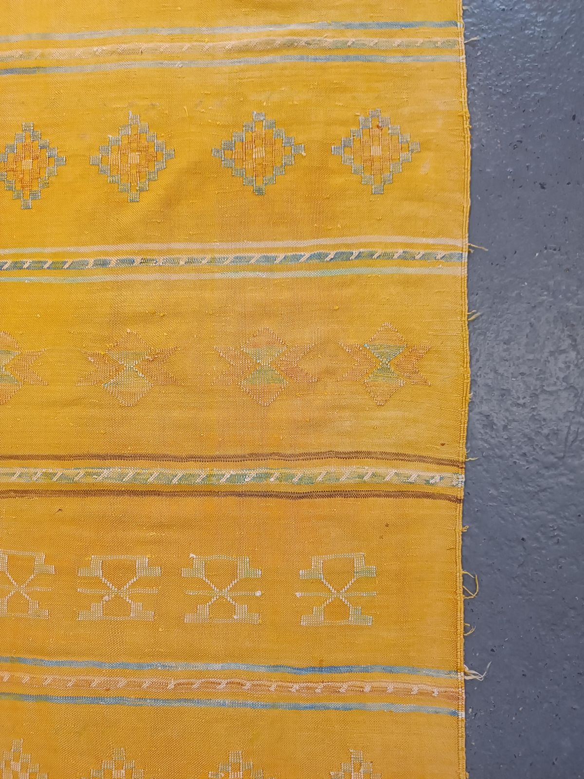 876.0 Tapis de couloir marocain berbère tissé à la main, laine tribale jaune moutarde photo