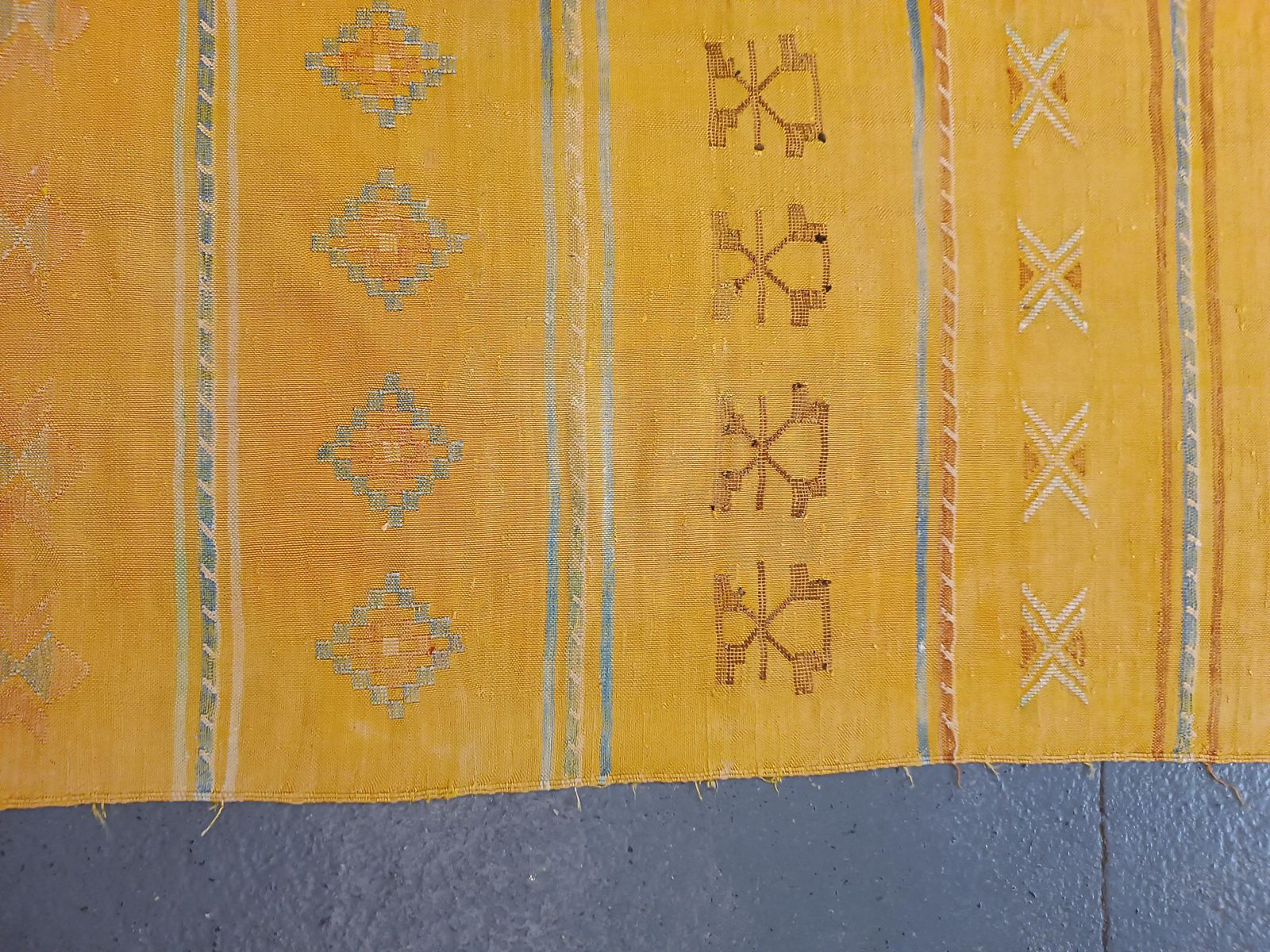 photo buy Tapis de couloir marocain berbère tissé à la main, laine tribale jaune moutarde