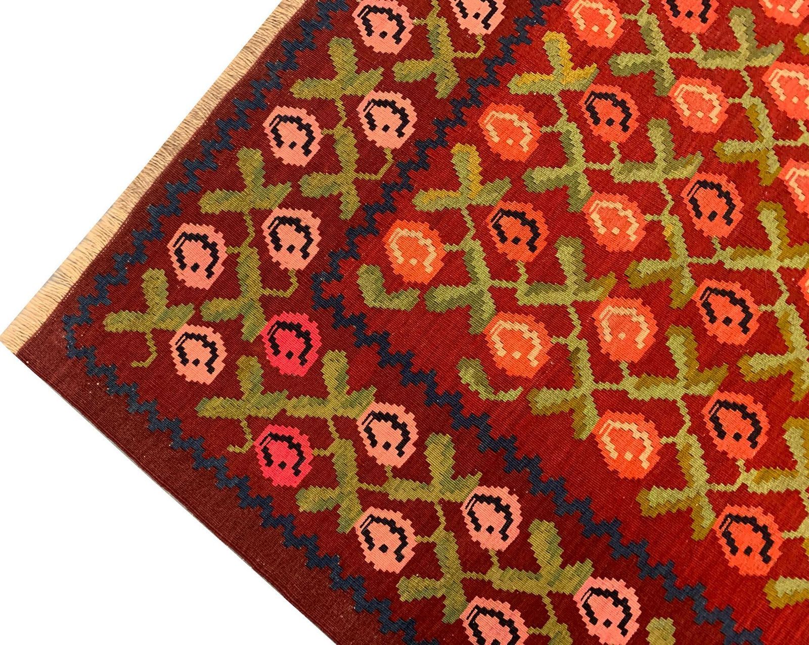 Zeldzaam handgemaakt tapijt, antieke Armeense kilim, traditionele bloemen kilim photo vinterior