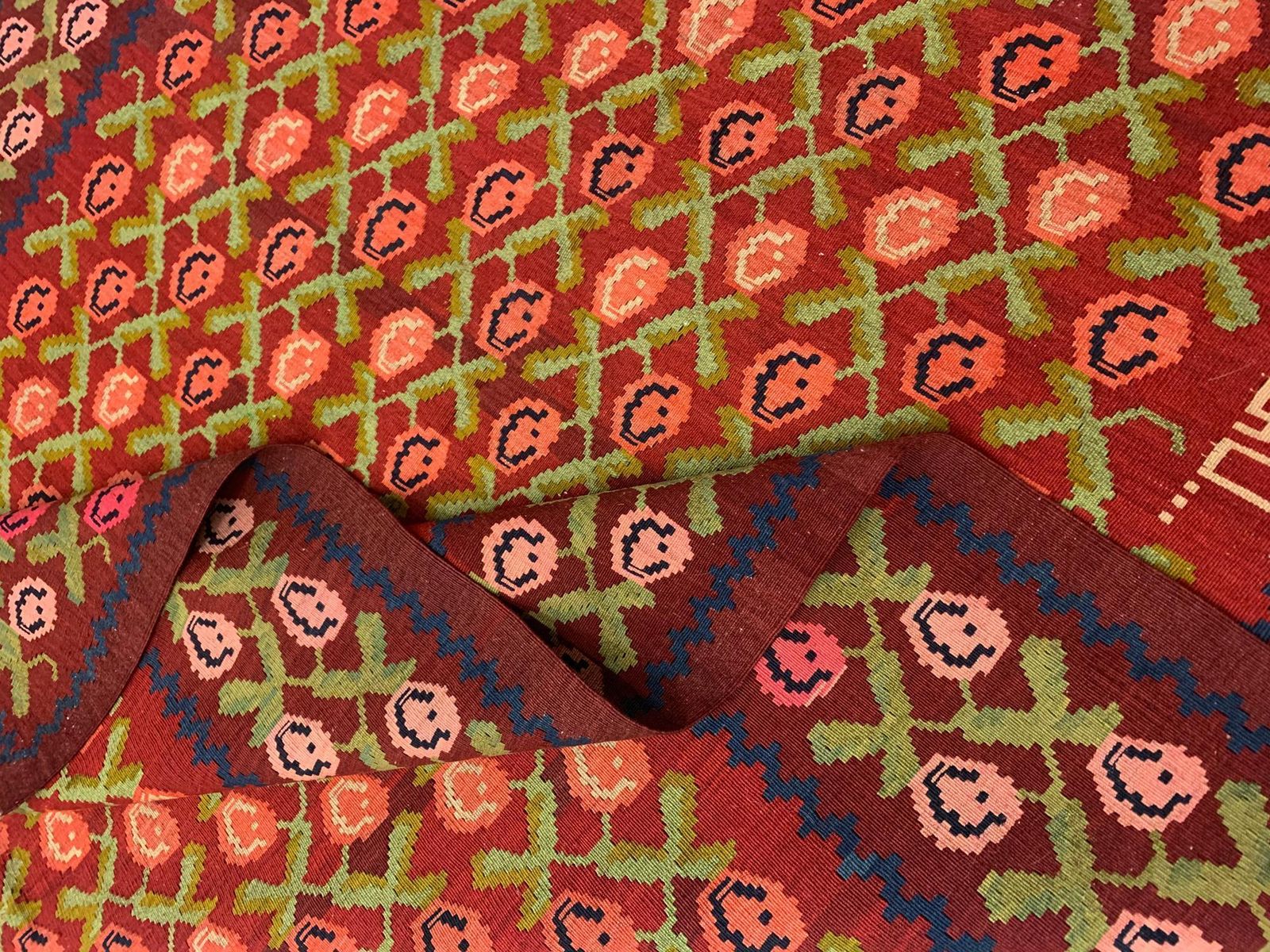Zeldzaam handgemaakt tapijt, antieke Armeense kilim, traditionele bloemen kilim photo vintage