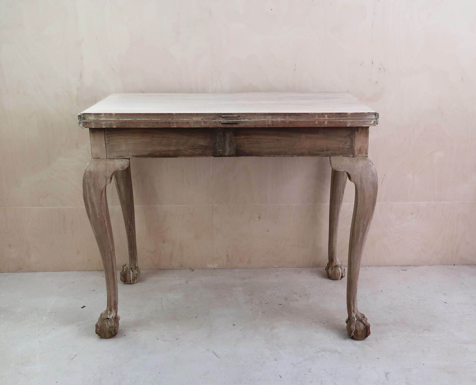 photo furniture Klein antiek gebleekt bijzettafeltje met klauw- en balpoten, Engels, ca. 1800
