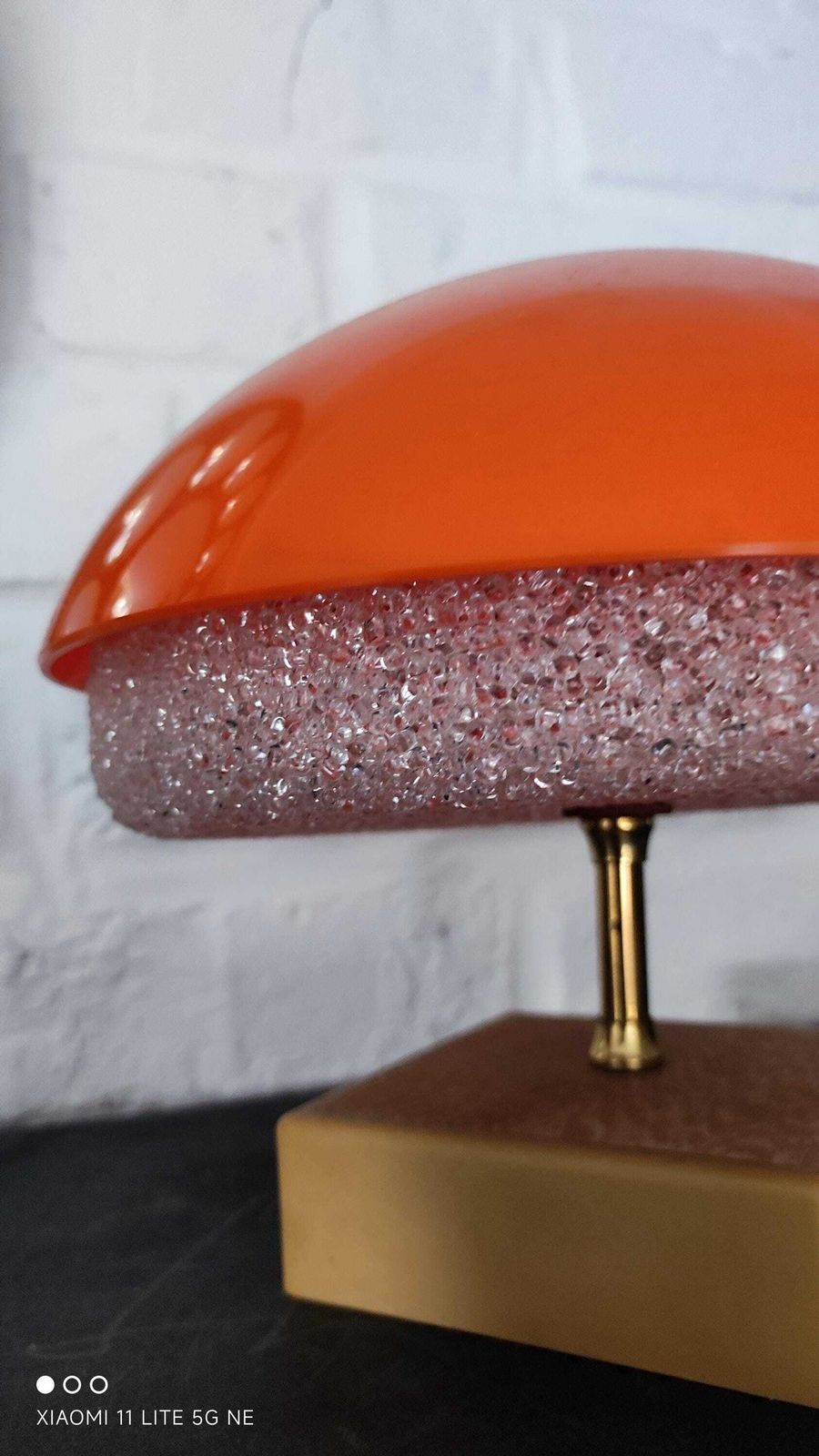 Petite lampe de table vintage française en forme de champignon, en acrylique orange et transparent photo vinterior