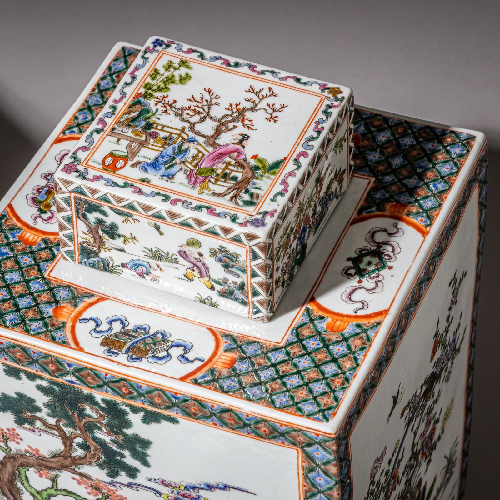 Paar grote Chinese exportporseleinen theehouders, Famille Rose, midden 20e eeuw photo Woonaccessoires