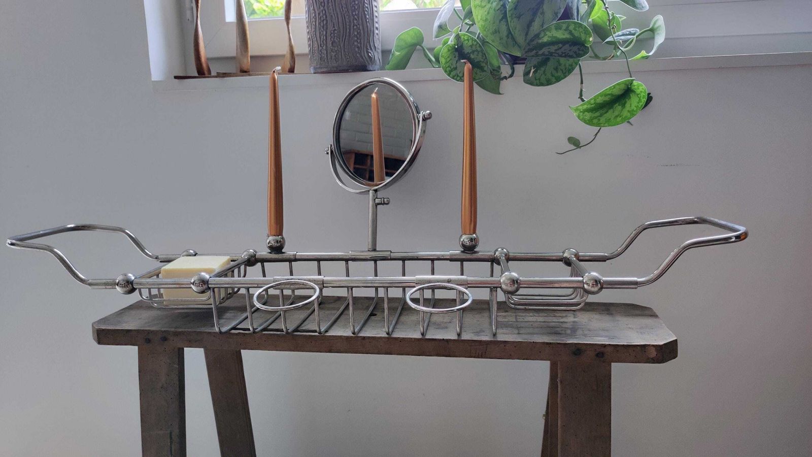 Tablette de bain d'époque française avec miroir et bougeoirs