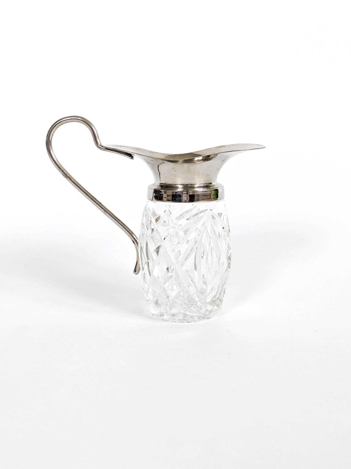 81.0 Vintage geslepen kristallen roomkannetje met verzilverde rand – Victoriaanse/Edwardiaanse stijl photo
