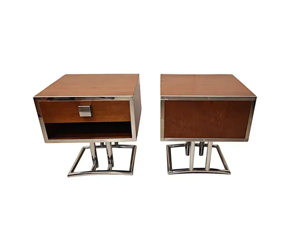 Fraai paar mid-century design bijzettafels of nachtkastjes in walnoot en chroom photo Meubels