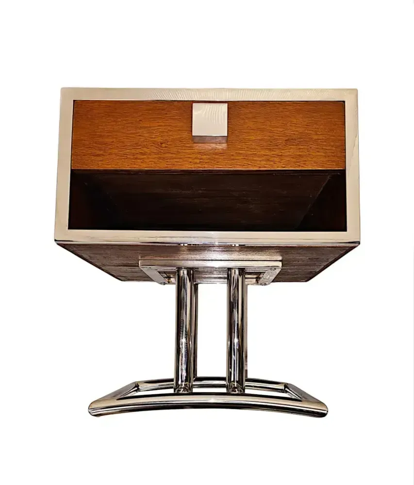 Fraai paar mid-century design bijzettafels of nachtkastjes in walnoot en chroom photo vinterior