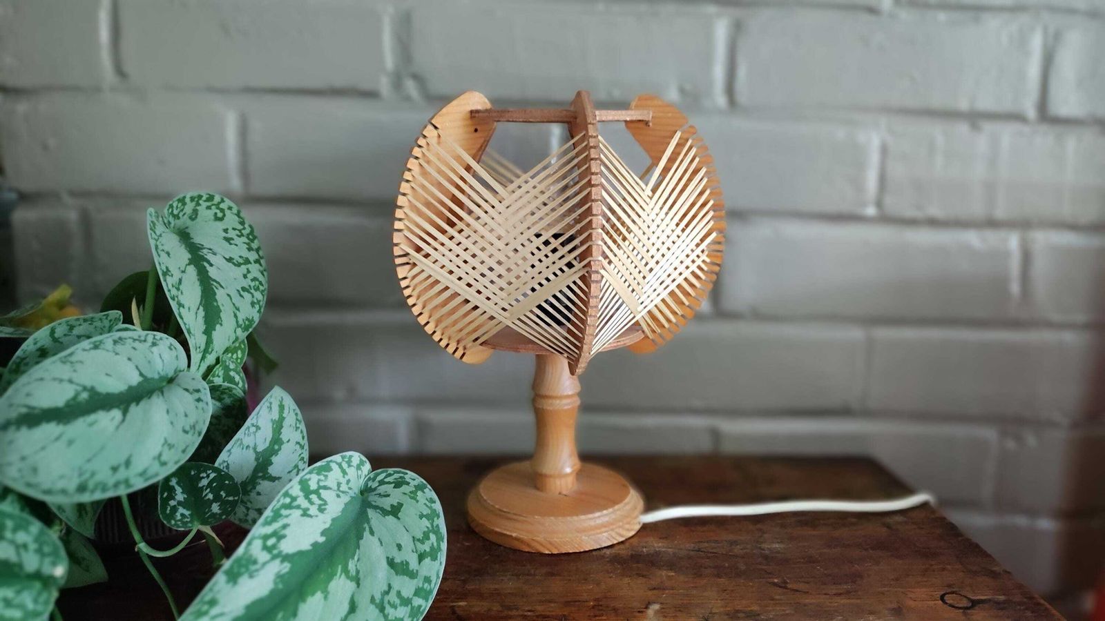 Lampe de table vintage portugaise en bois et cannage tressé, années 1960
