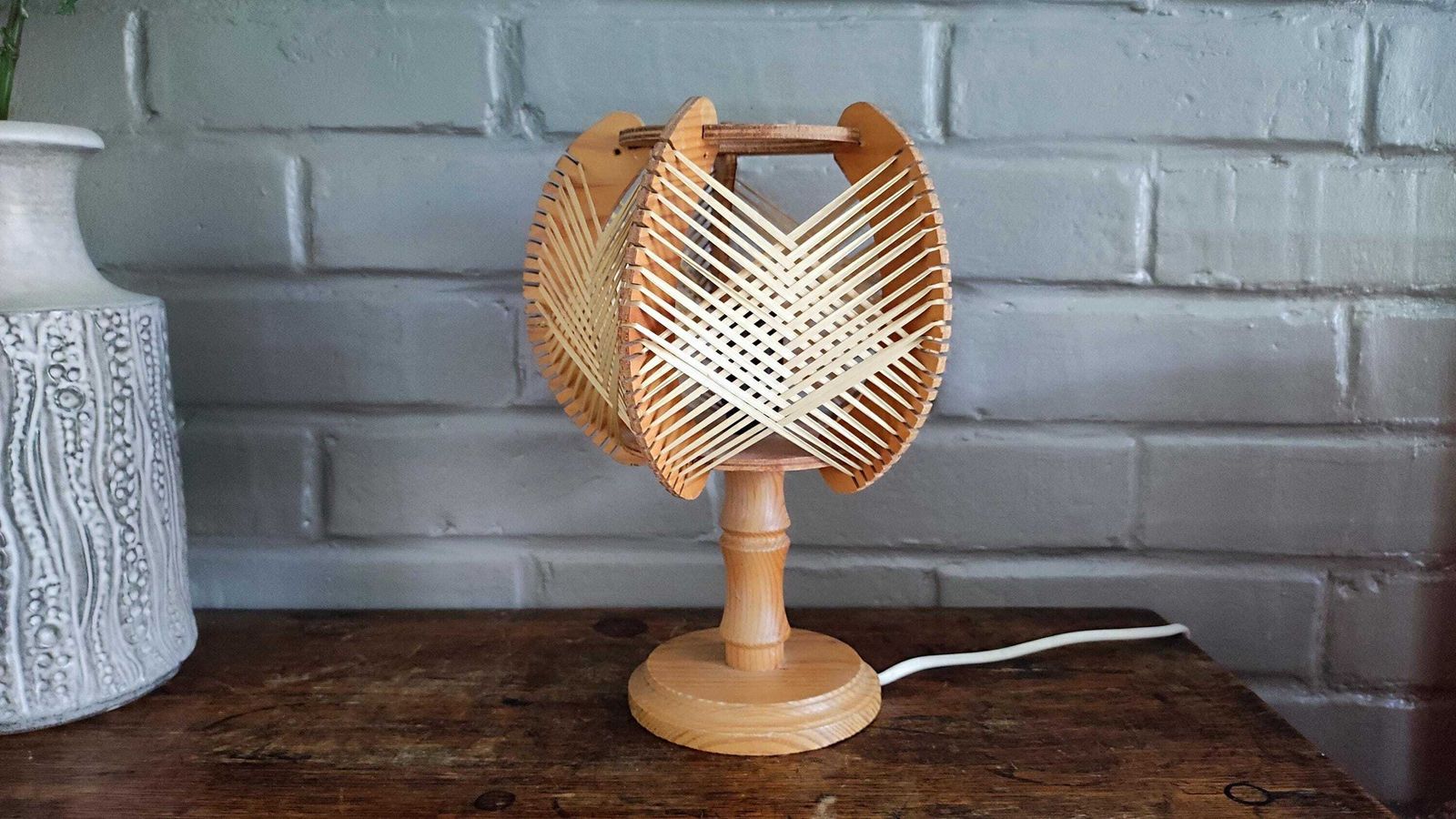 photo furniture Lampe de table vintage portugaise en bois et cannage tressé, années 1960