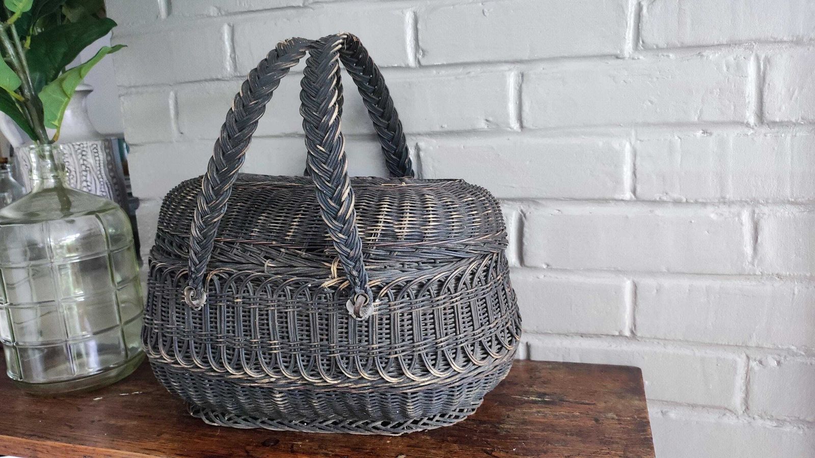 Panier de ferme d'époque en osier tressé, panier à couture avec couvercle, France photo vintage