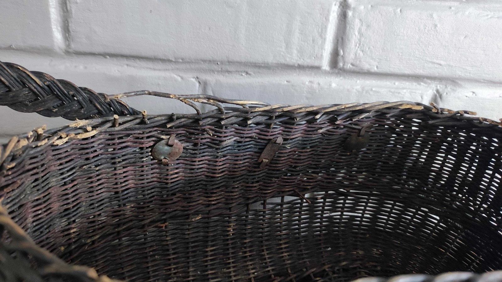 photo buy Panier de ferme d'époque en osier tressé, panier à couture avec couvercle, France