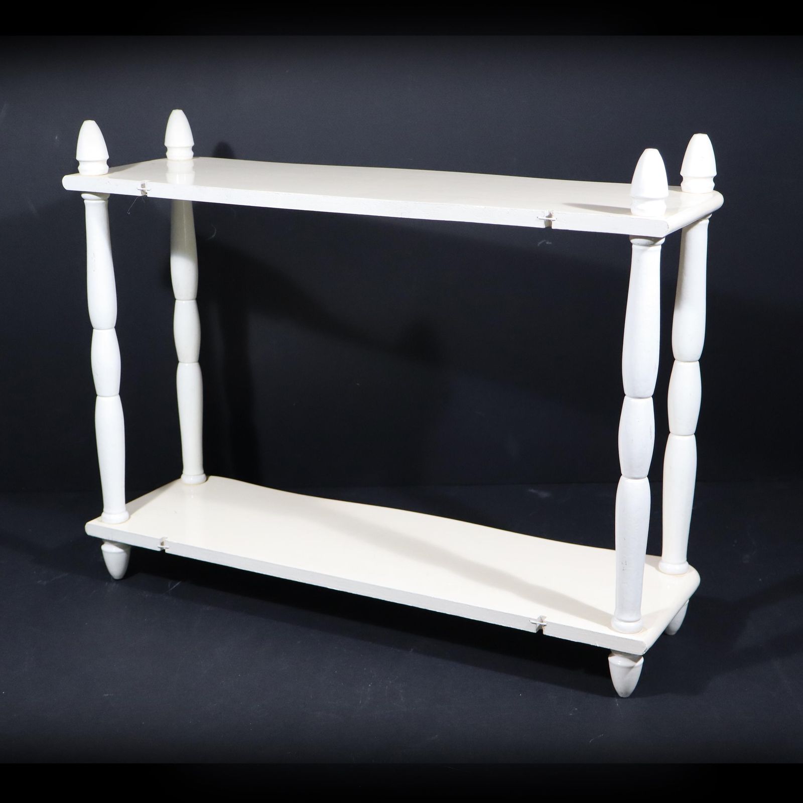 Étagère murale d'époque française en bois peint blanc avec colonnettes à fuseau photo buy