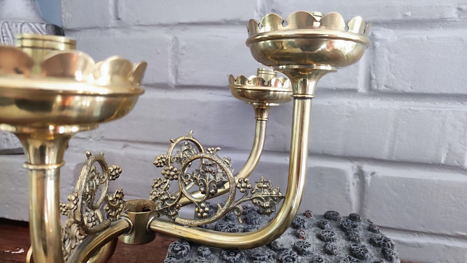 photo vintage Paar Vintage Franse Messing Bloemvormige Wandkandelaars Voor Kaarsen Met 3 Armen